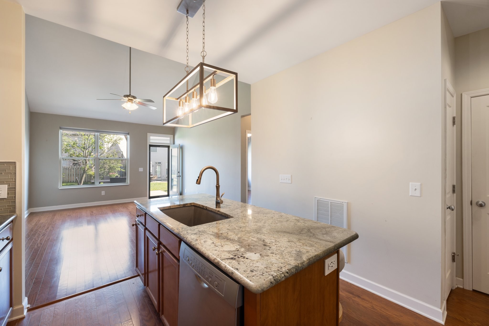 561 Griffin Cir