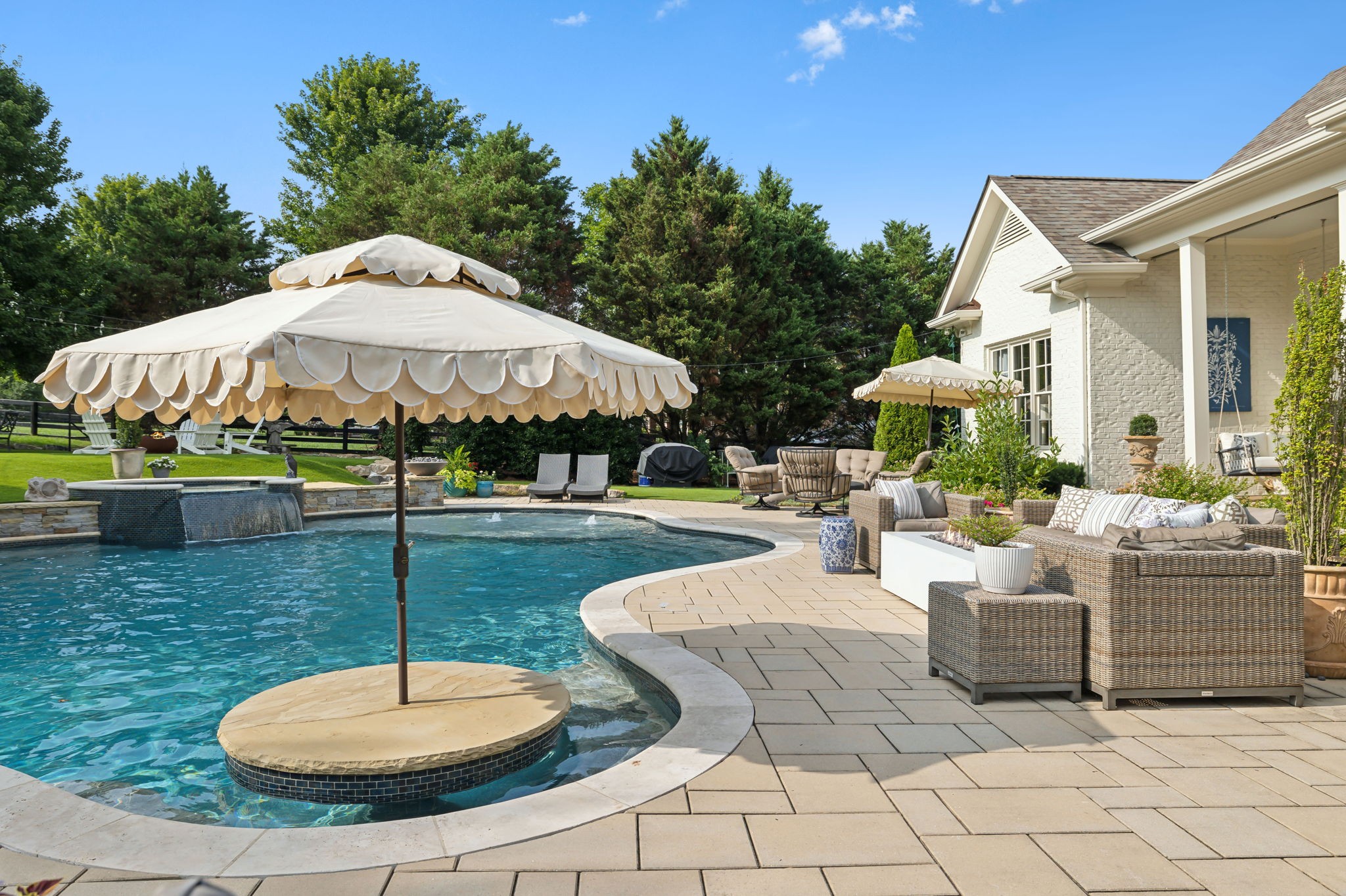 4233 Carrolton Dr