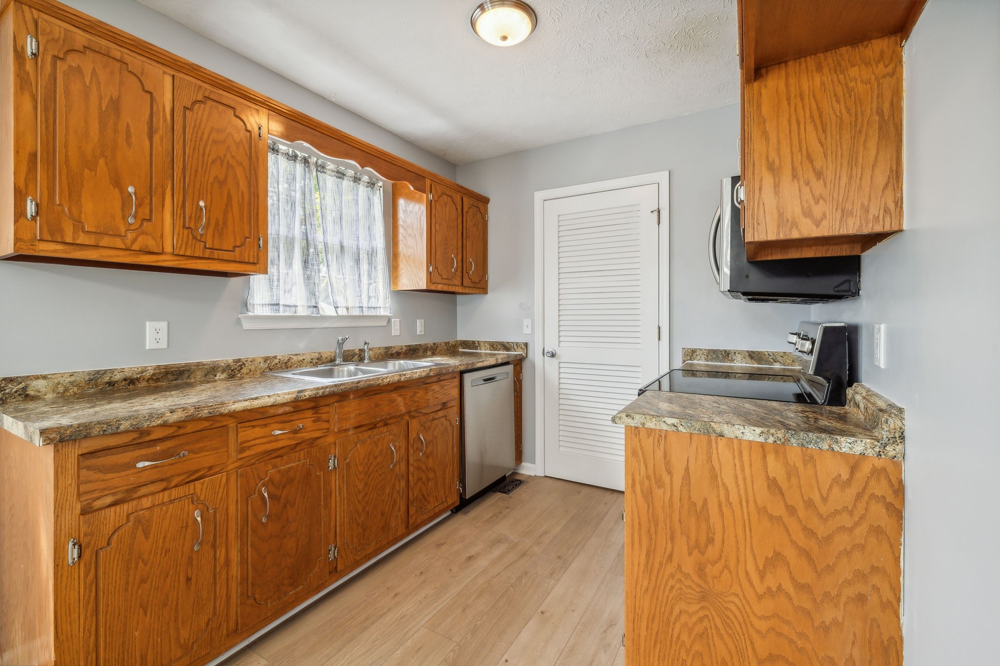 2479 Canterbury Chase