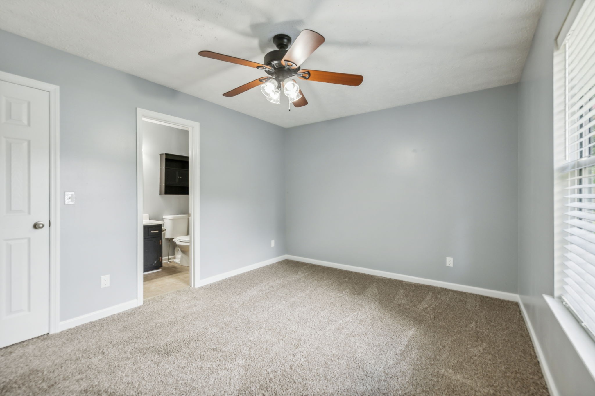 2479 Canterbury Chase