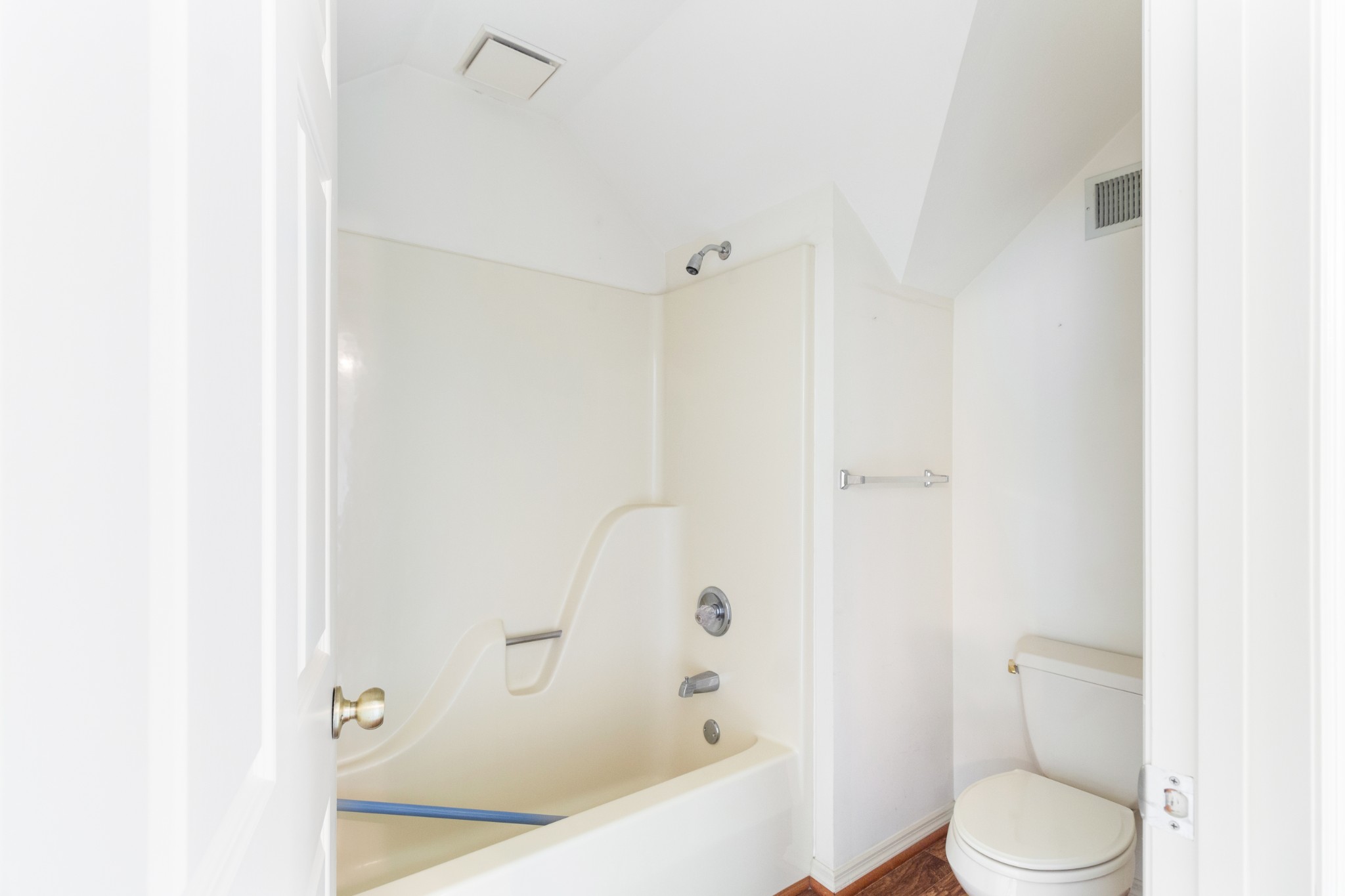 1406 Ascot Close