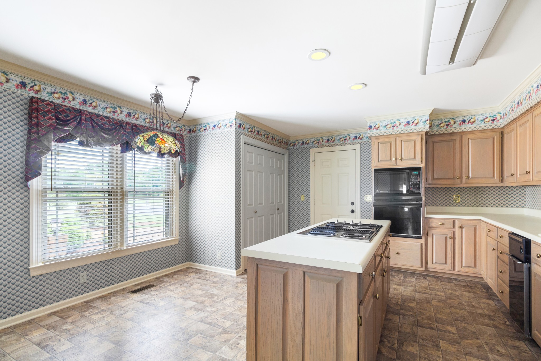 1406 Ascot Close