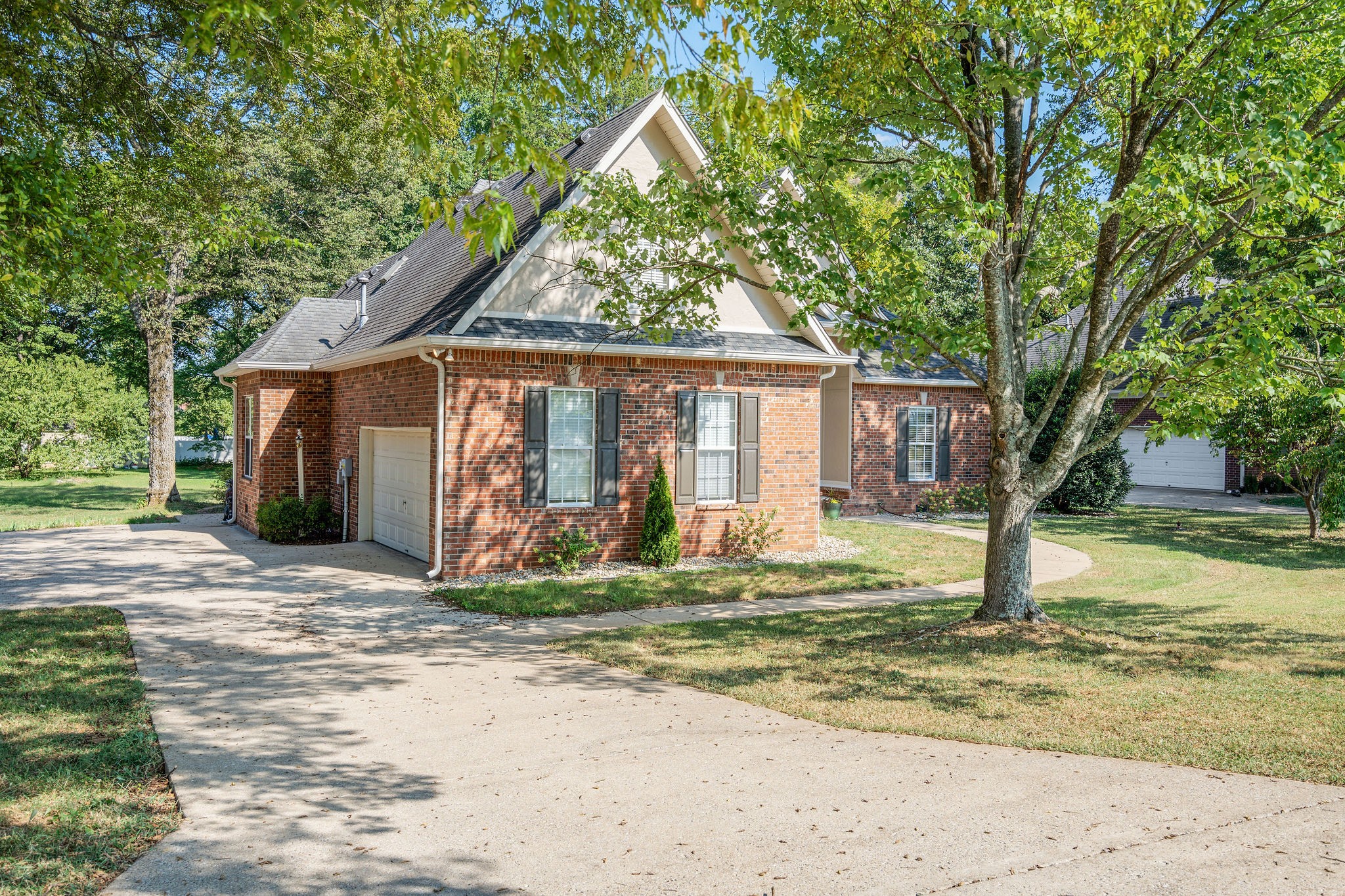 106 Royal Glen Blvd
