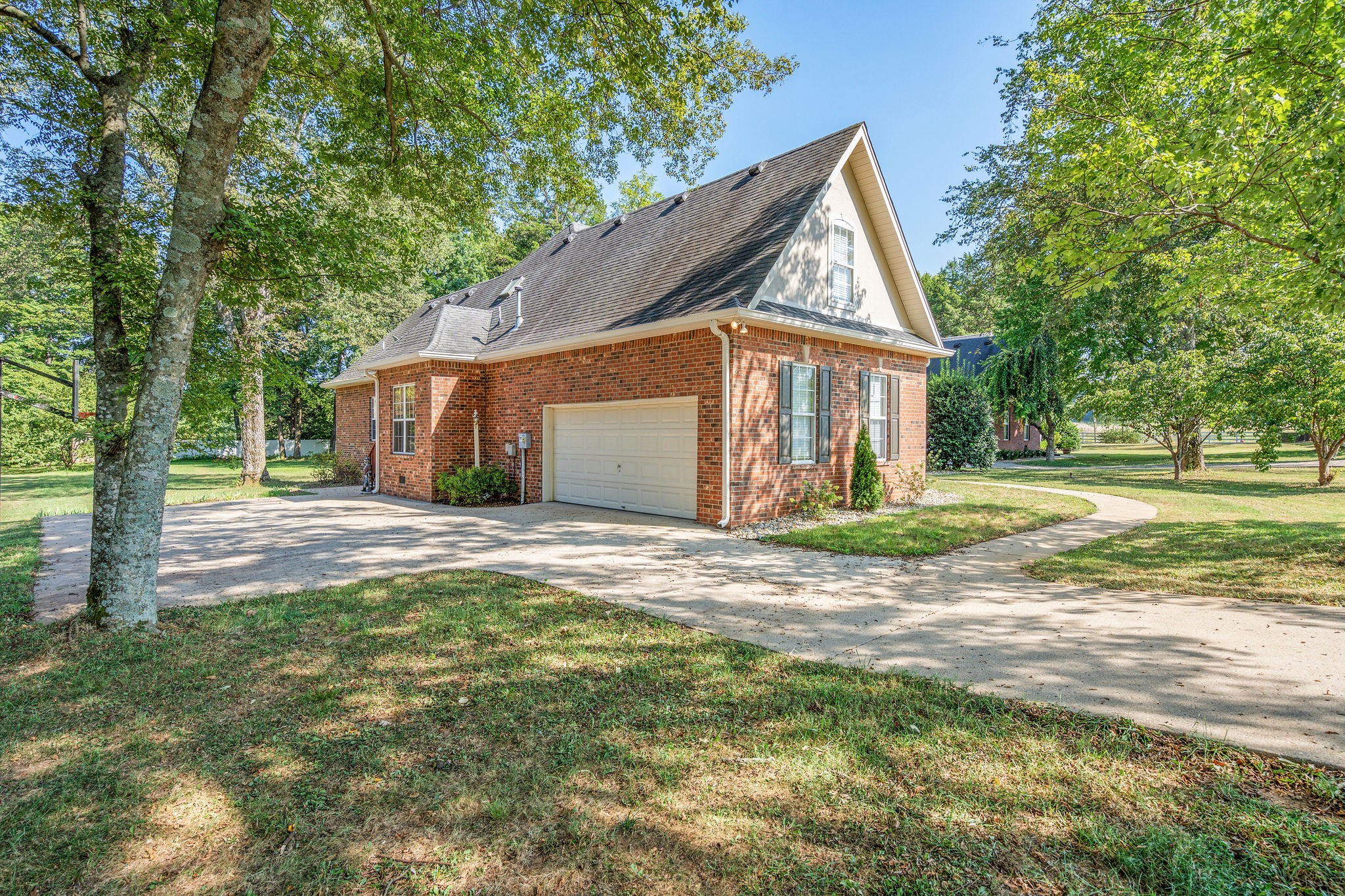 106 Royal Glen Blvd