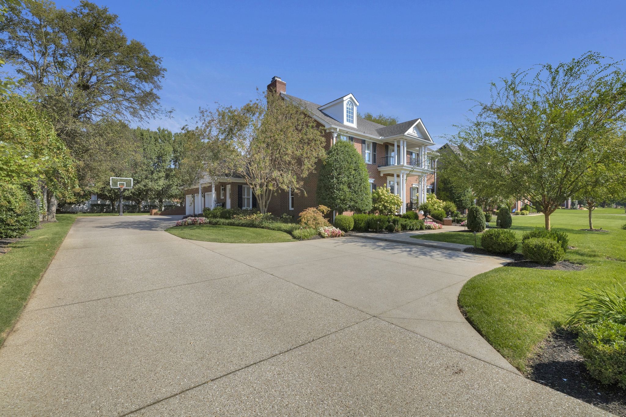 1606 Buckingham Dr