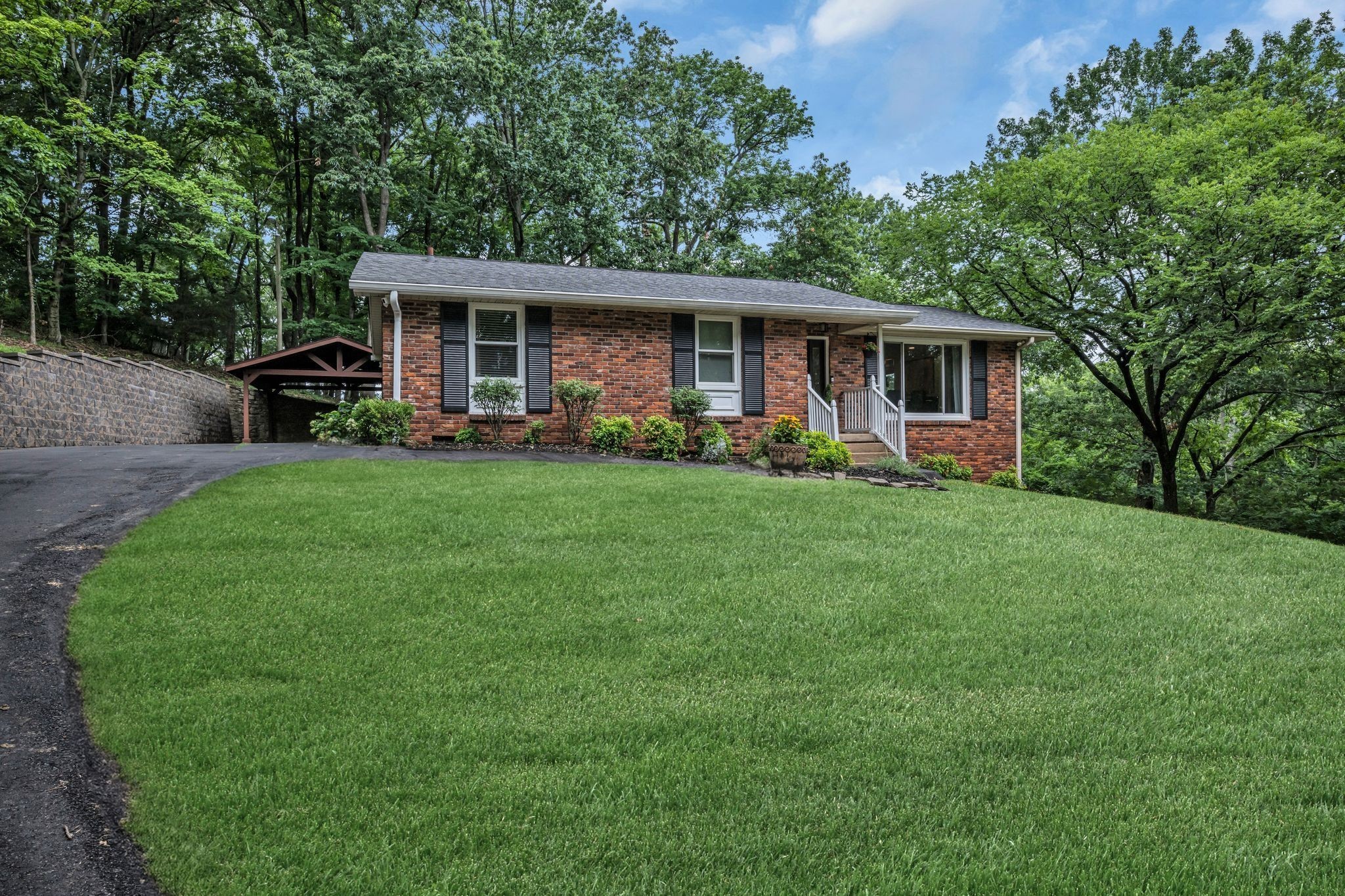 818 Redwood Dr