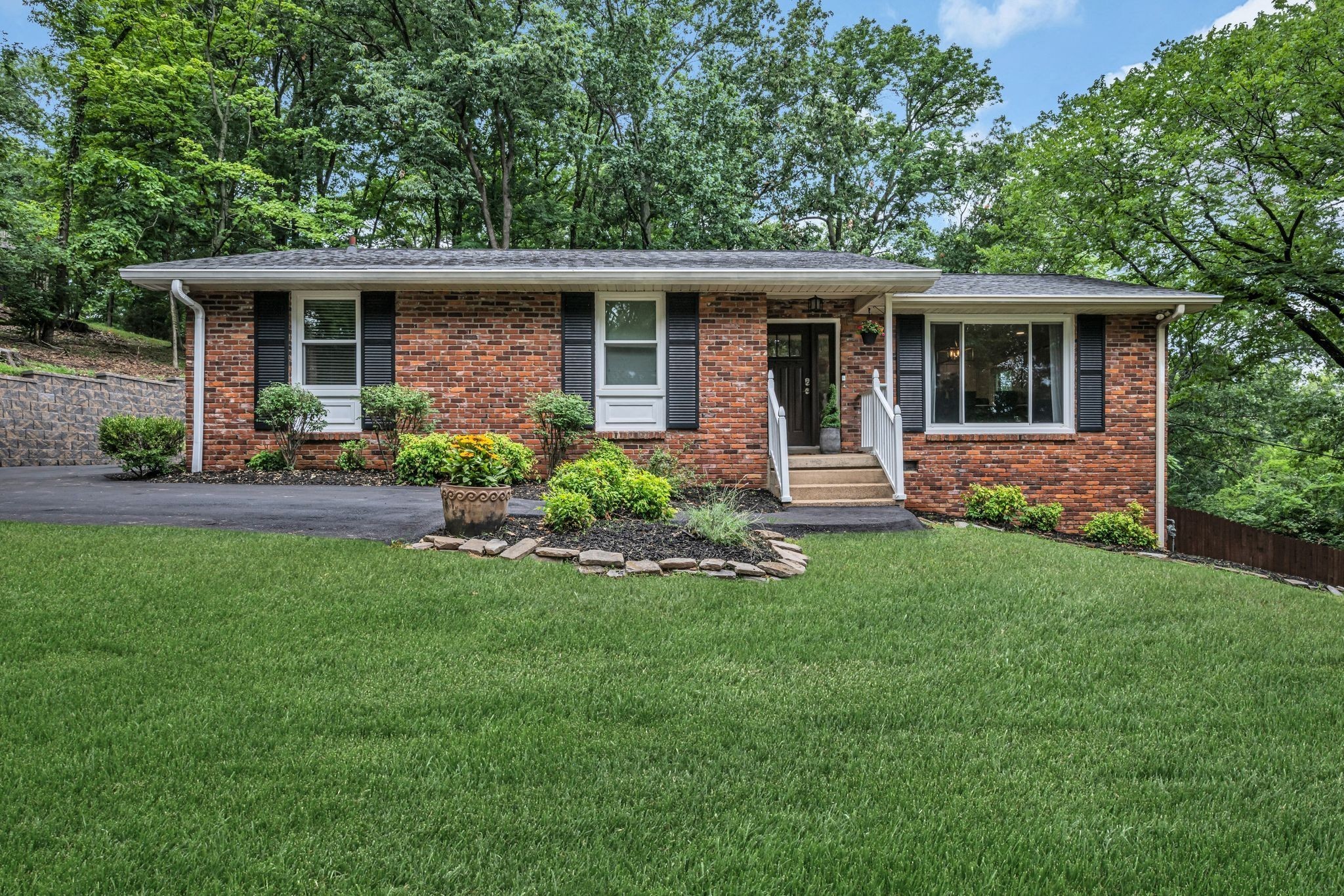 818 Redwood Dr