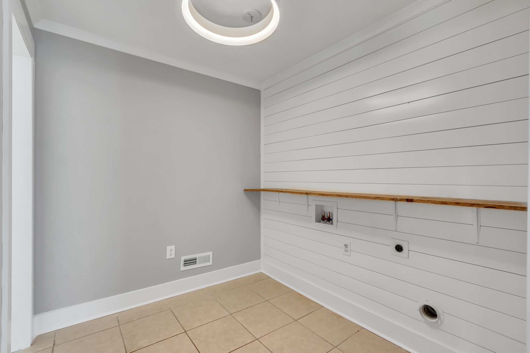 1906 Paul Dr