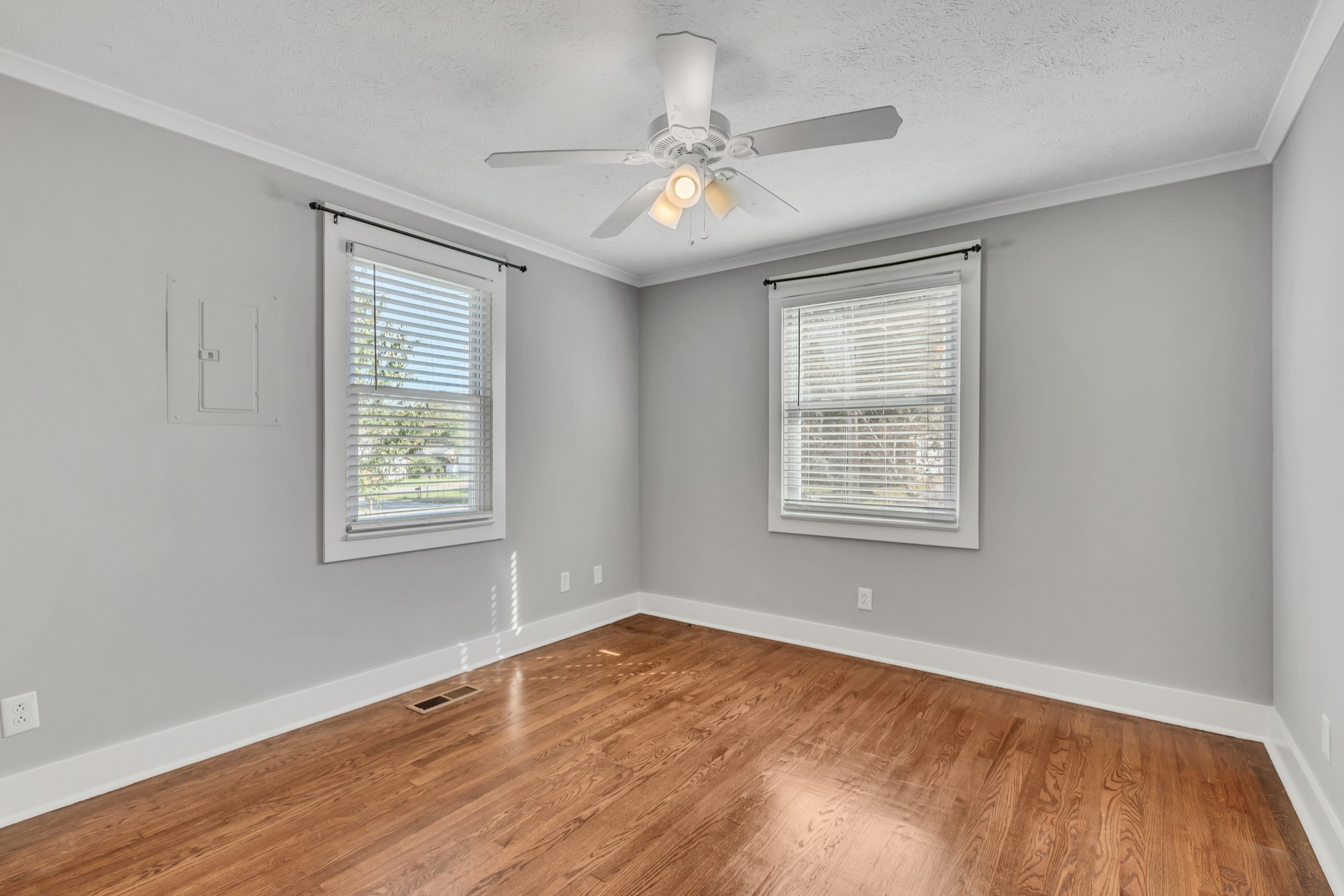 1906 Paul Dr