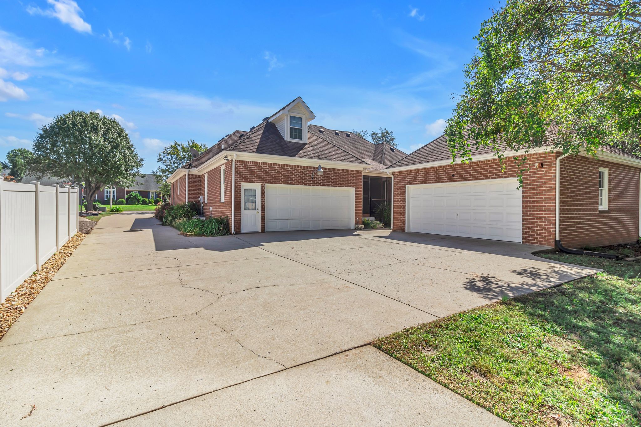 2911 Chaucer Dr