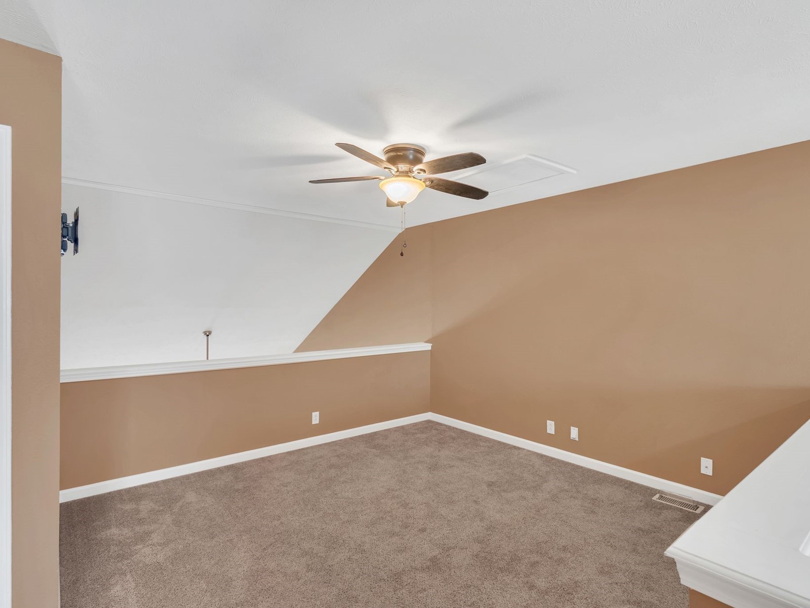 913 Wolves Den Place