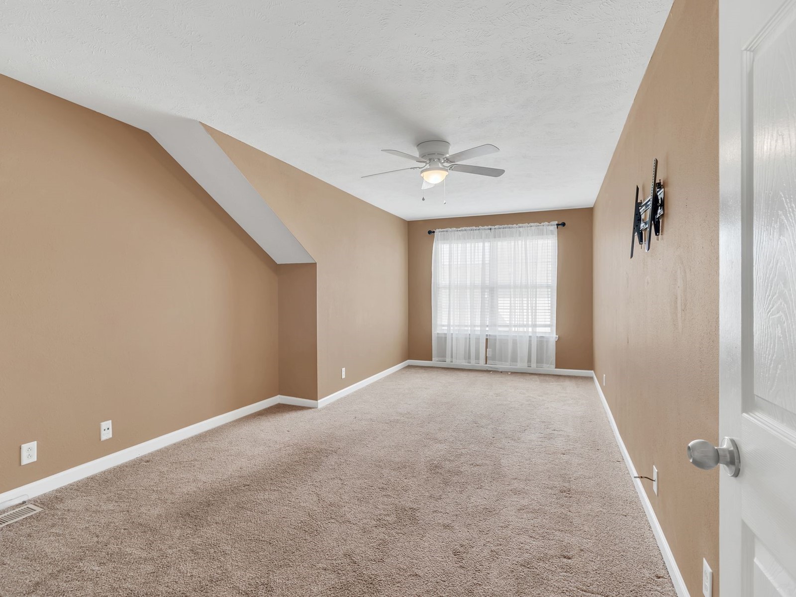 913 Wolves Den Place