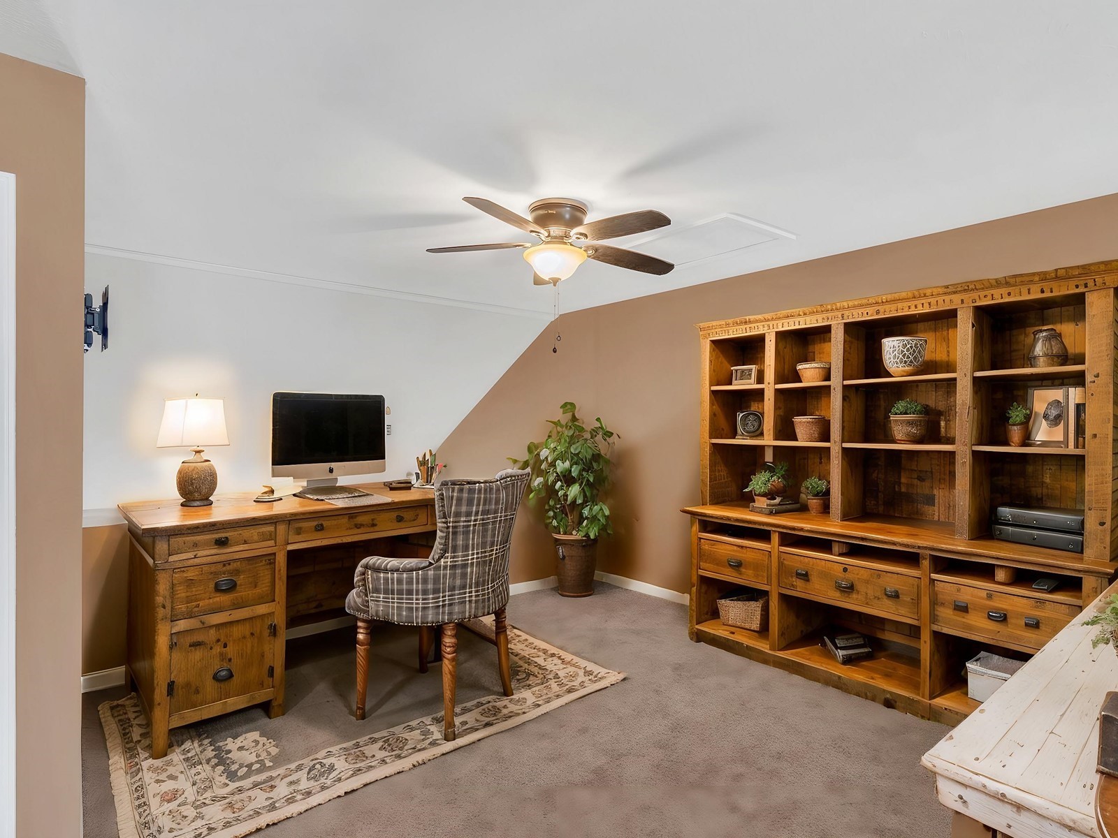 913 Wolves Den Place