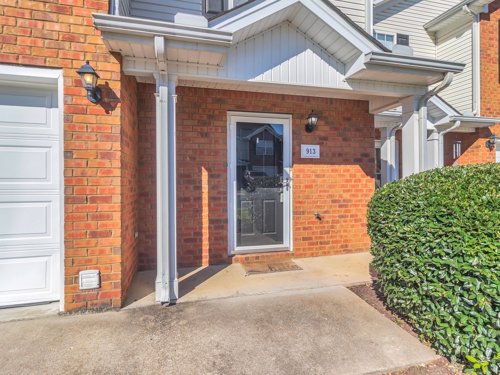 913 Wolves Den Place