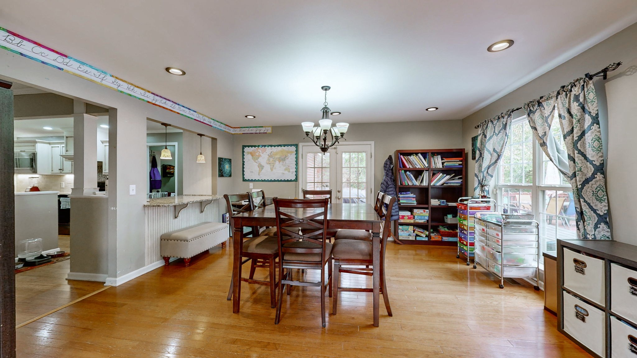 303 Robert E Lee Ln