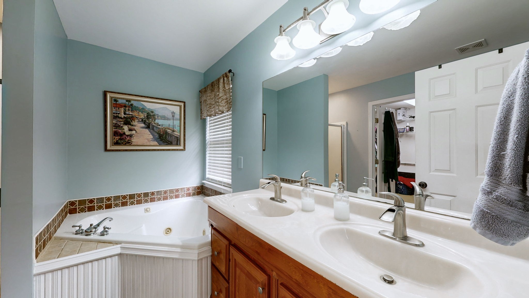 303 Robert E Lee Ln