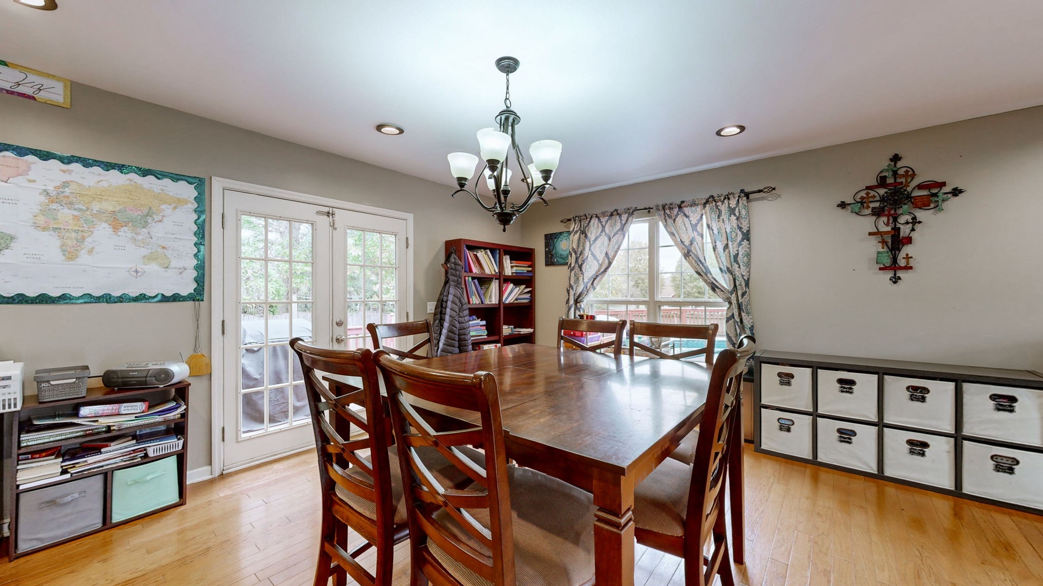303 Robert E Lee Ln