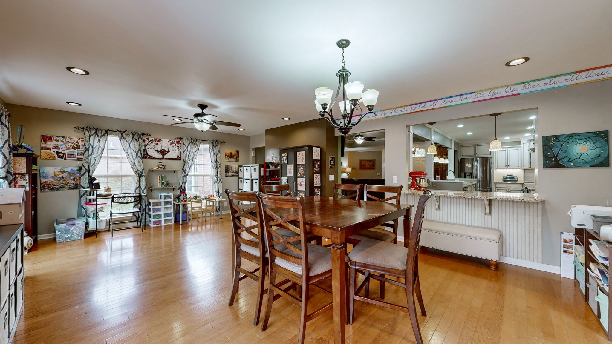 303 Robert E Lee Ln