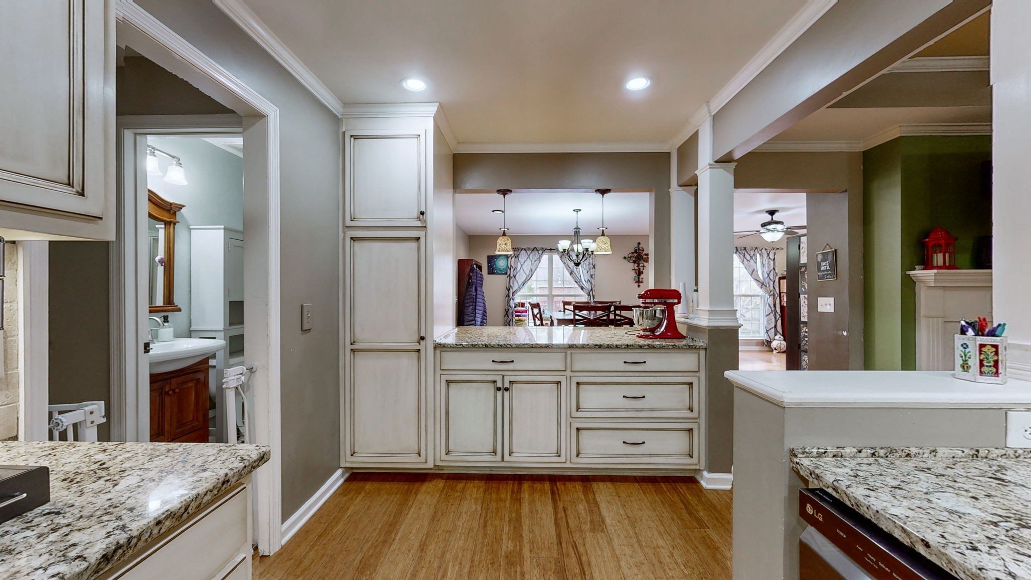 303 Robert E Lee Ln