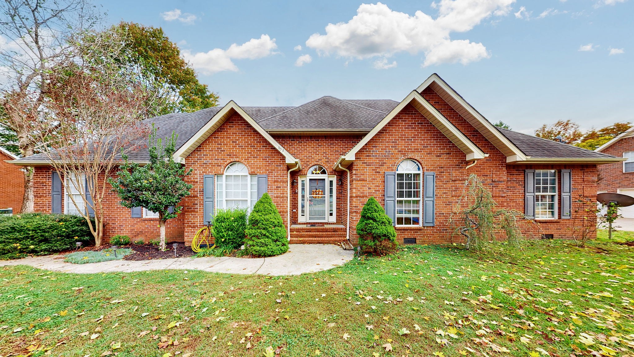 303 Robert E Lee Ln