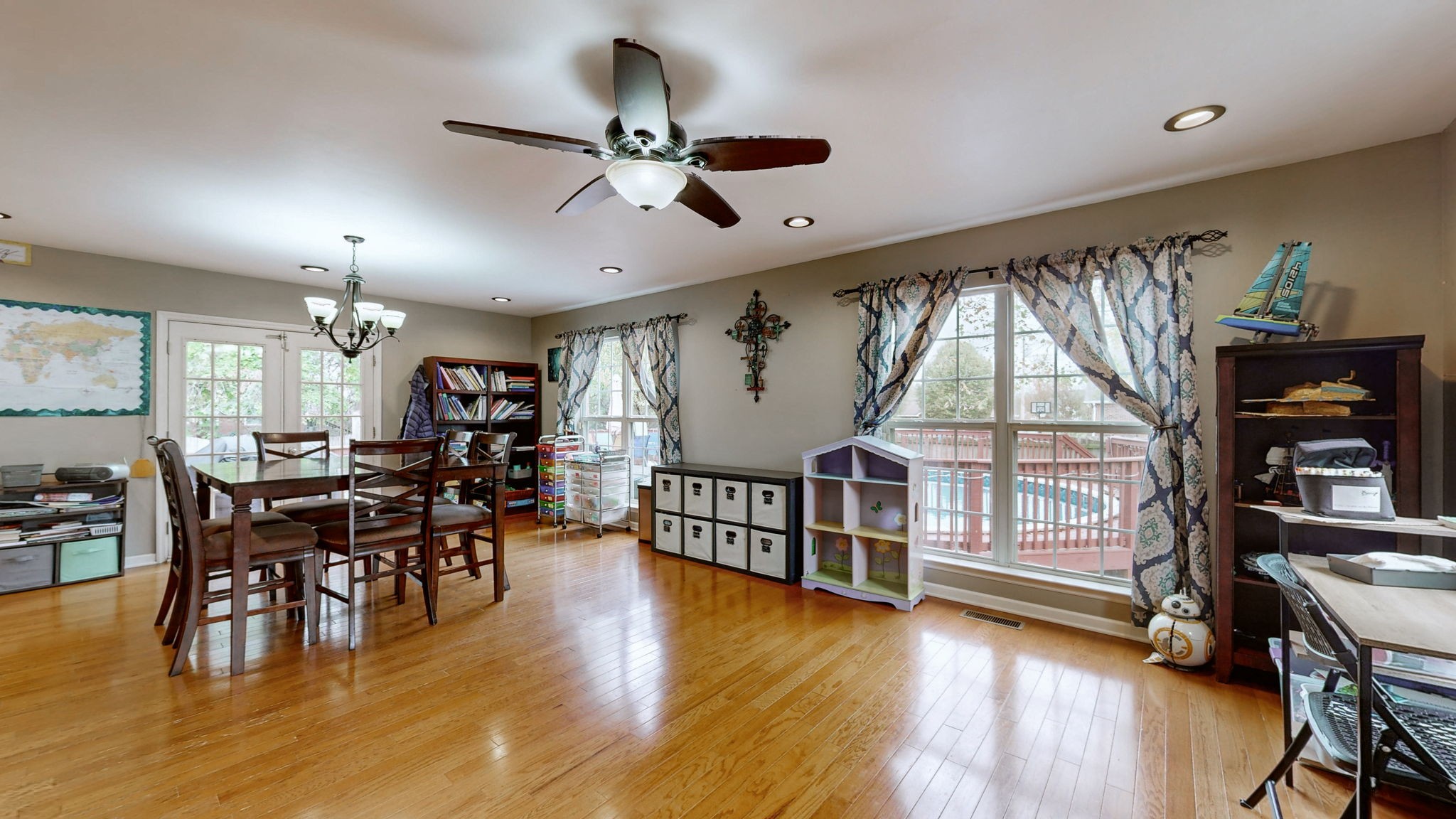 303 Robert E Lee Ln