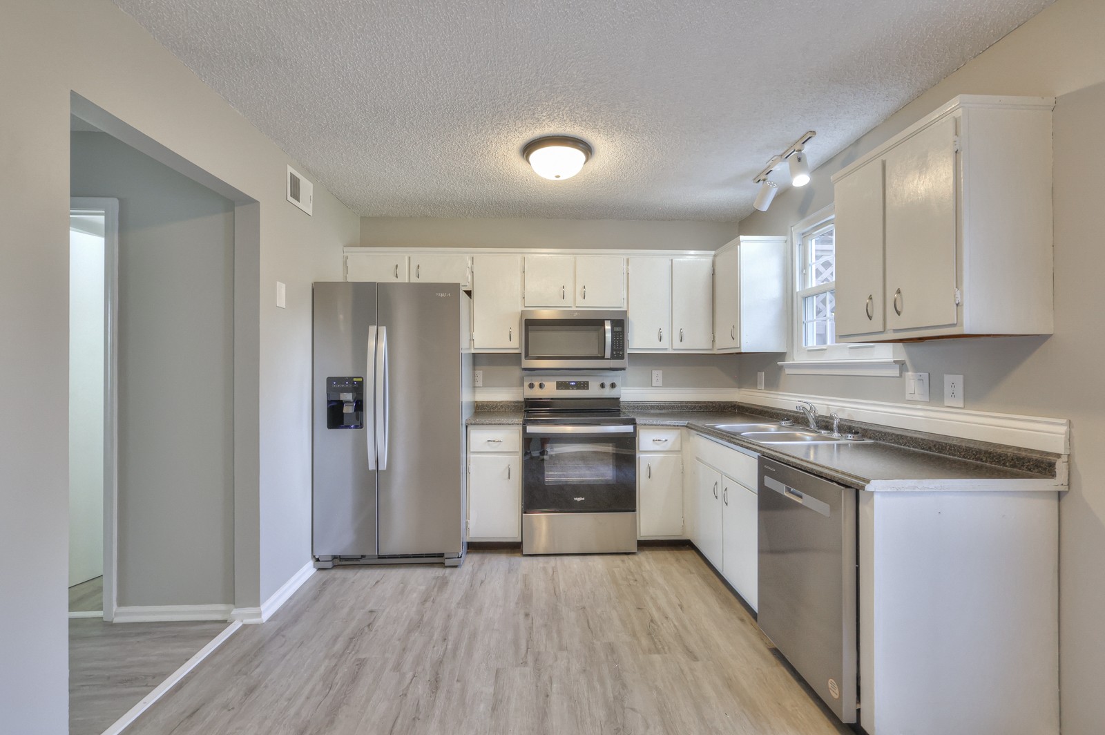 736 Ridgeview Ct