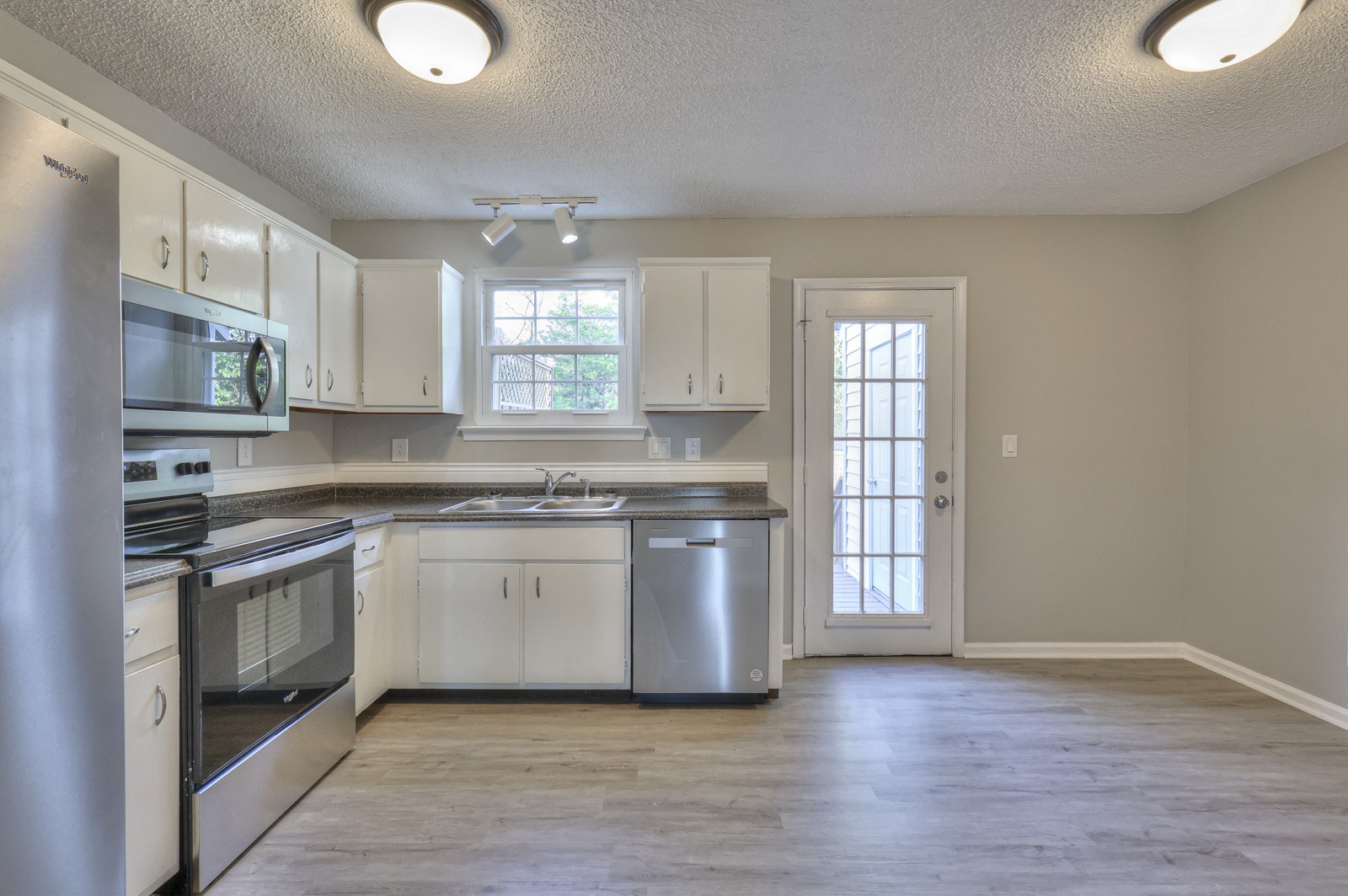 736 Ridgeview Ct