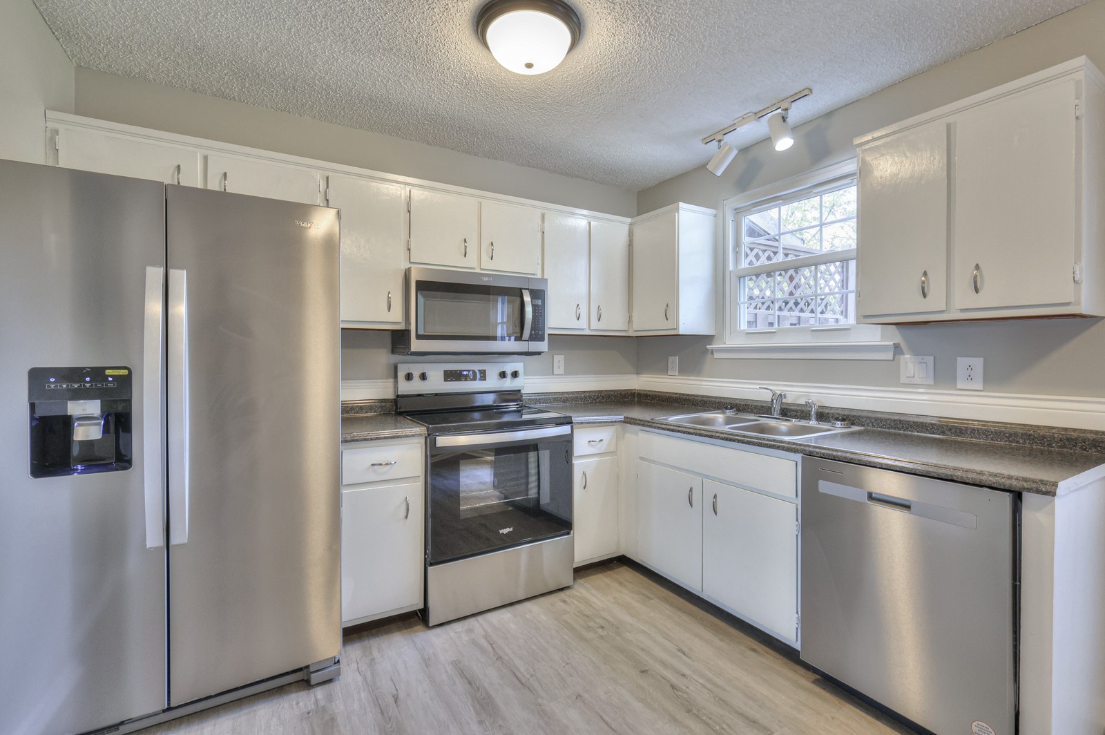 736 Ridgeview Ct