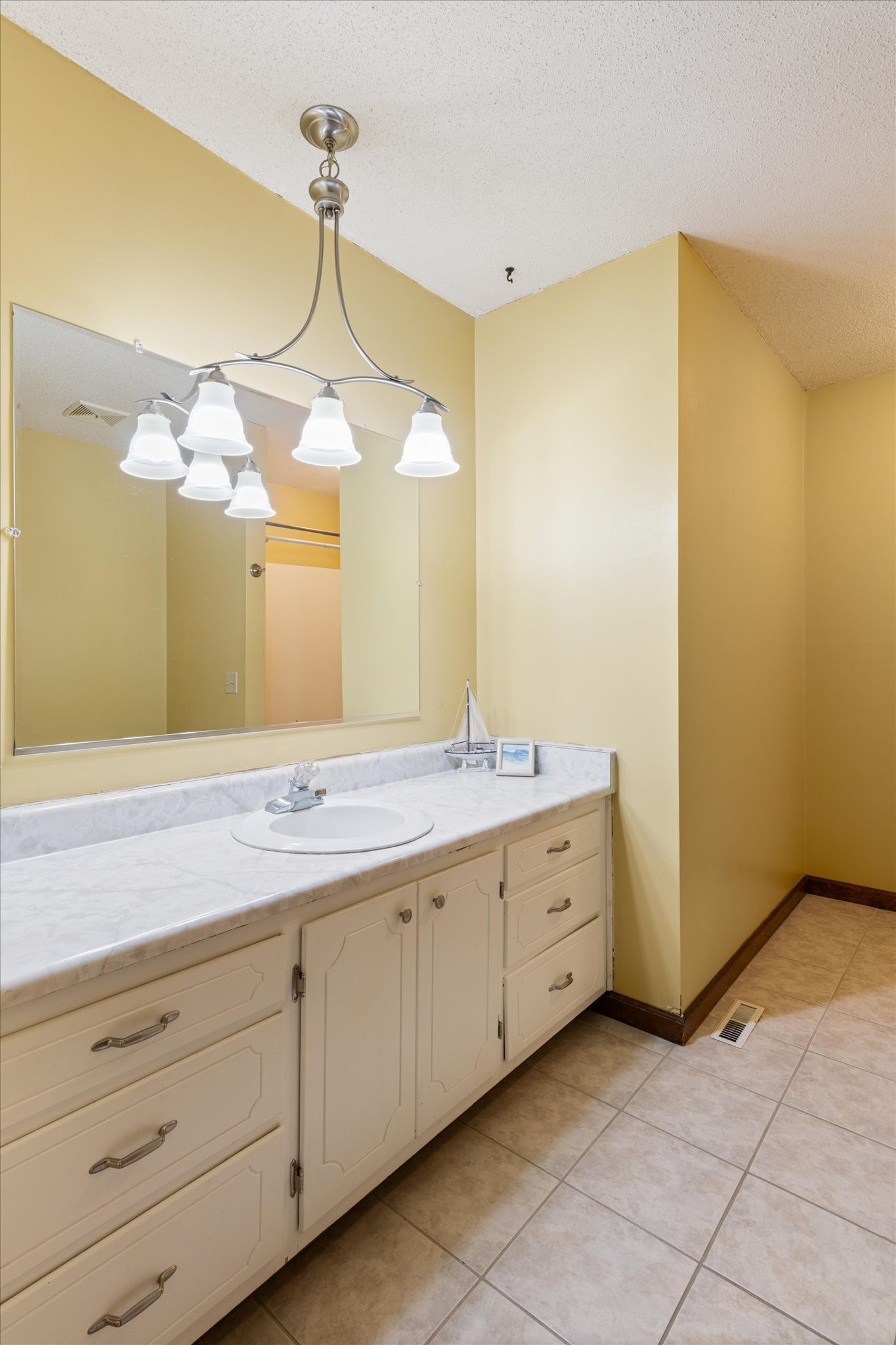 2242 Surrey Dr