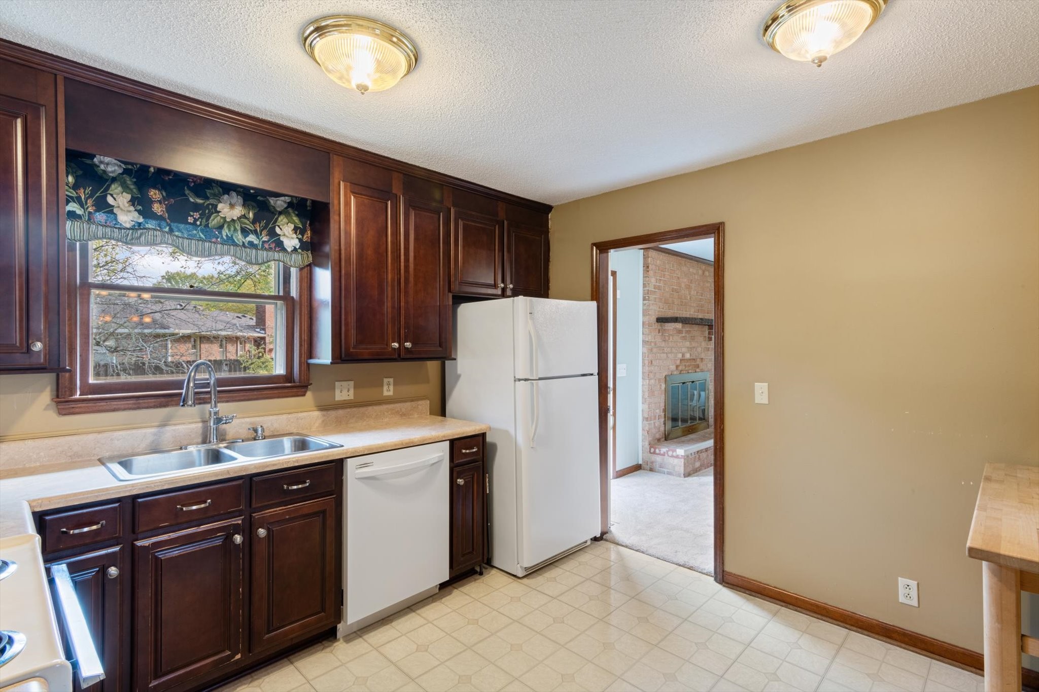 2242 Surrey Dr