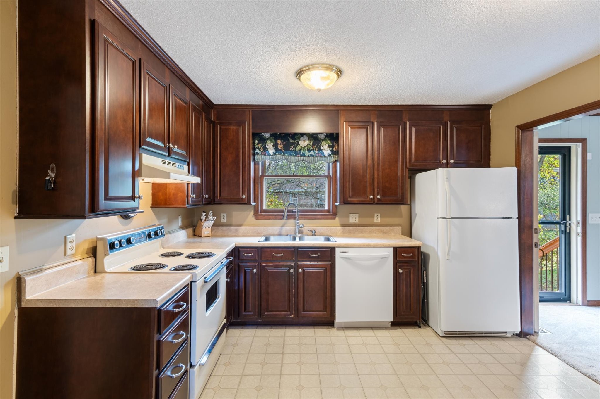 2242 Surrey Dr