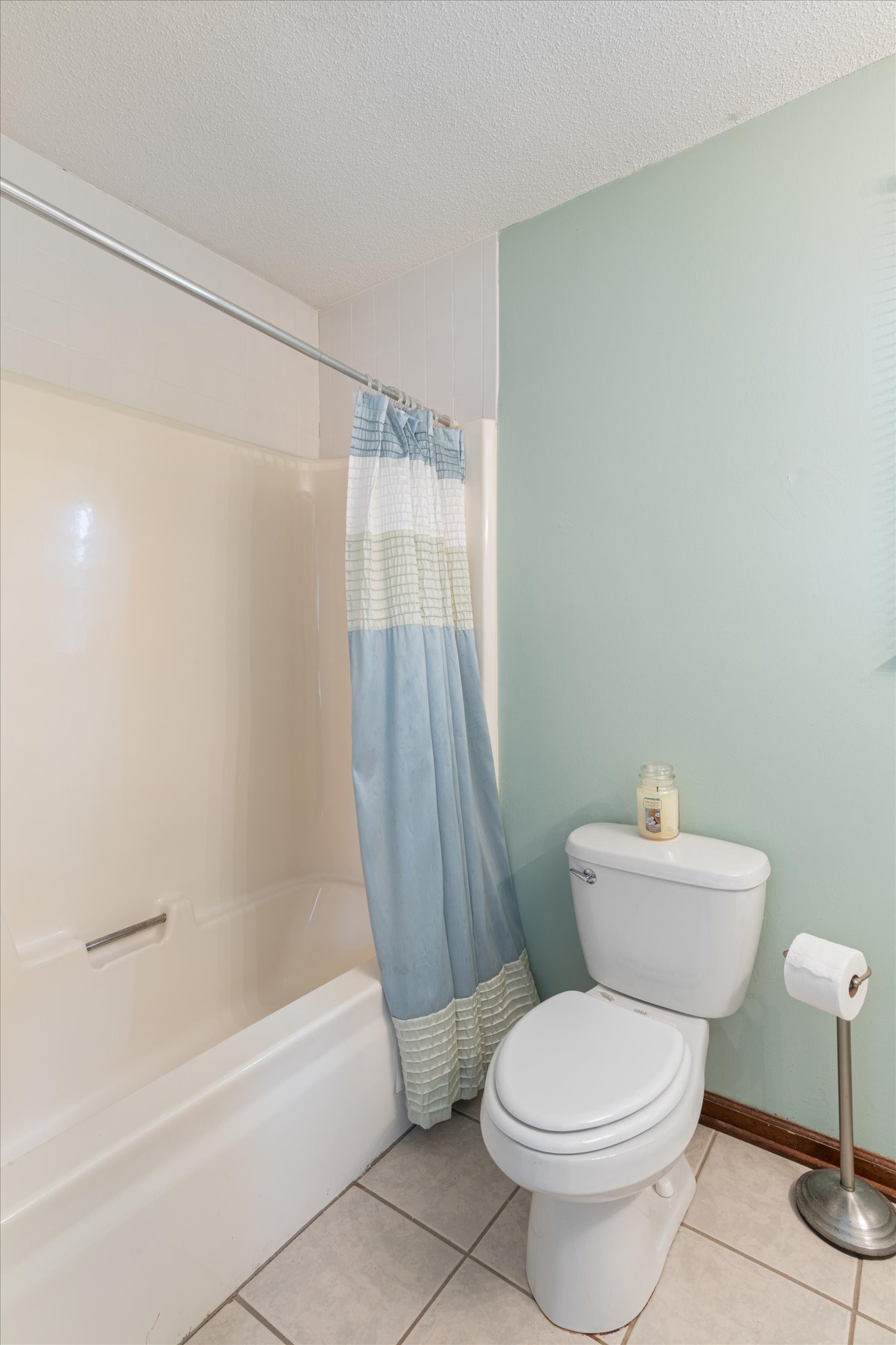 2242 Surrey Dr