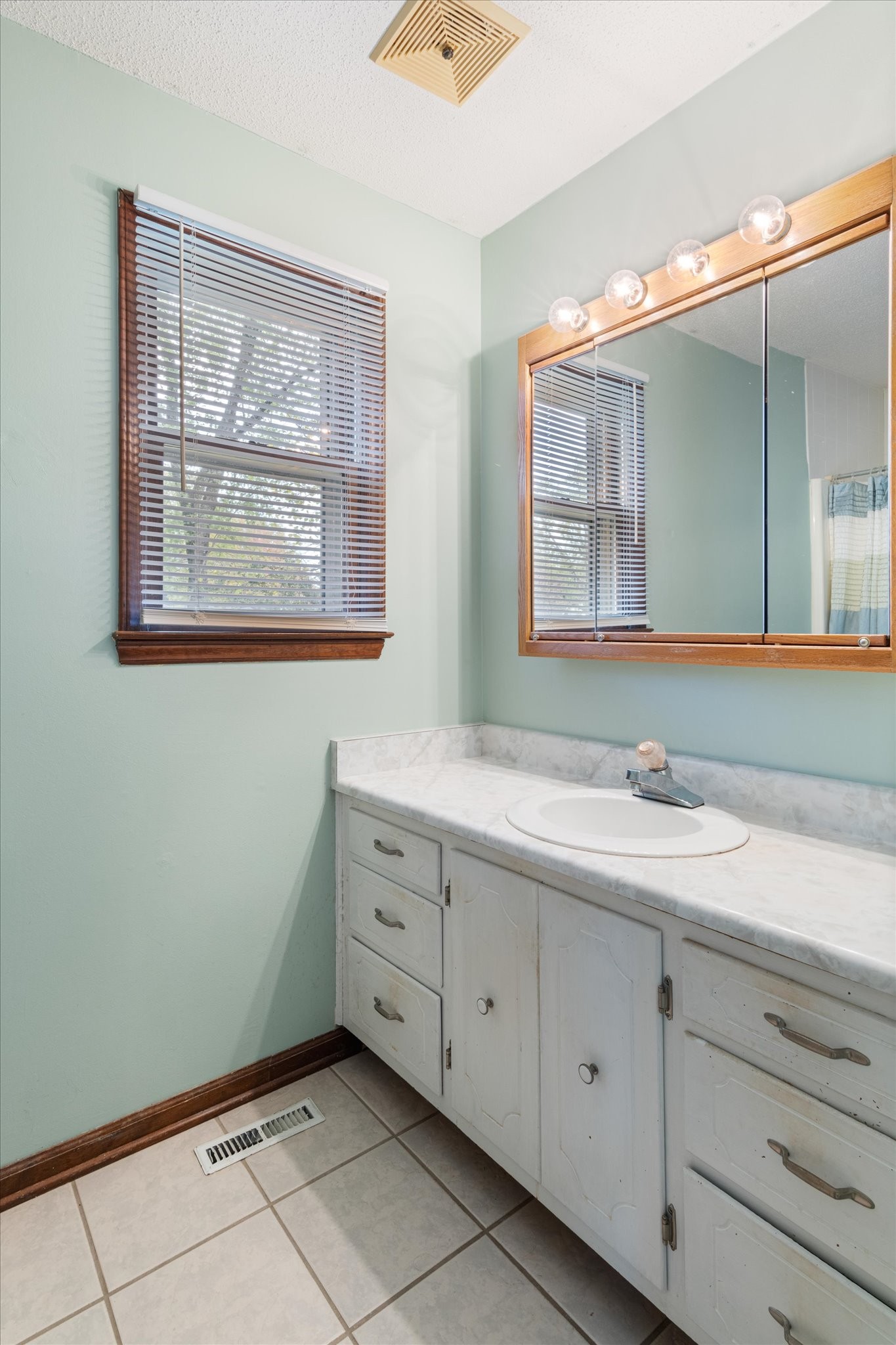 2242 Surrey Dr