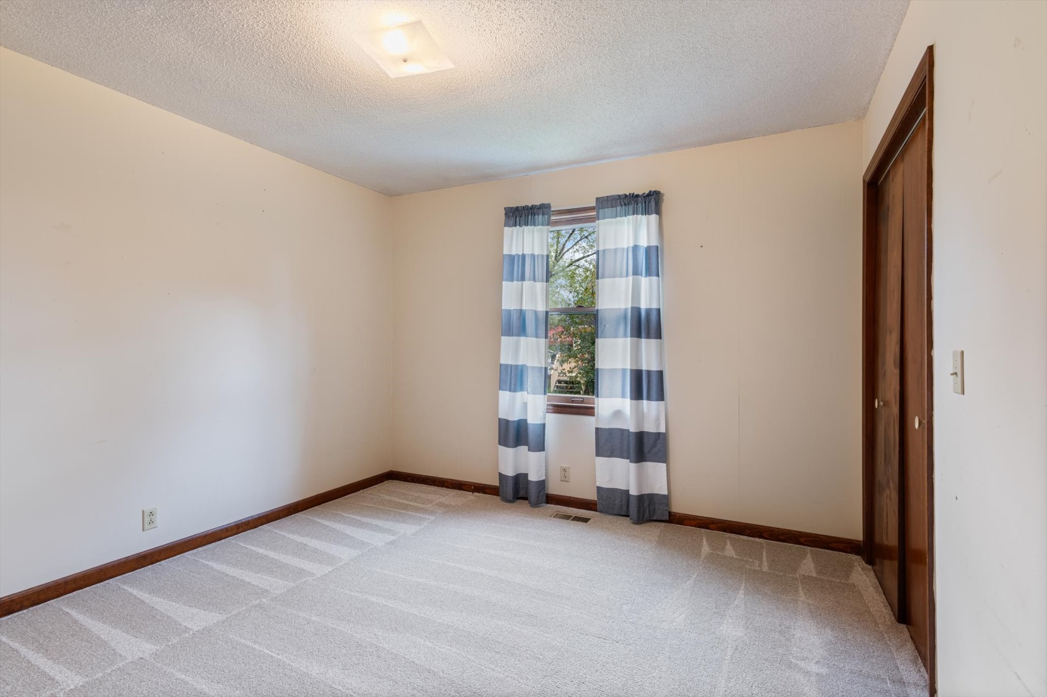 2242 Surrey Dr
