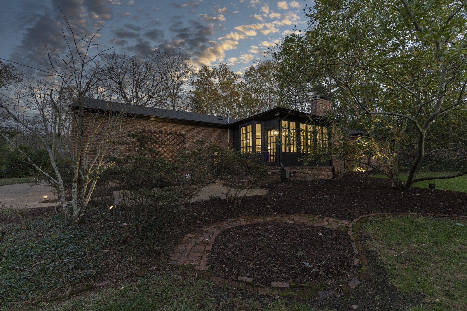 1917 Kingsbury Dr