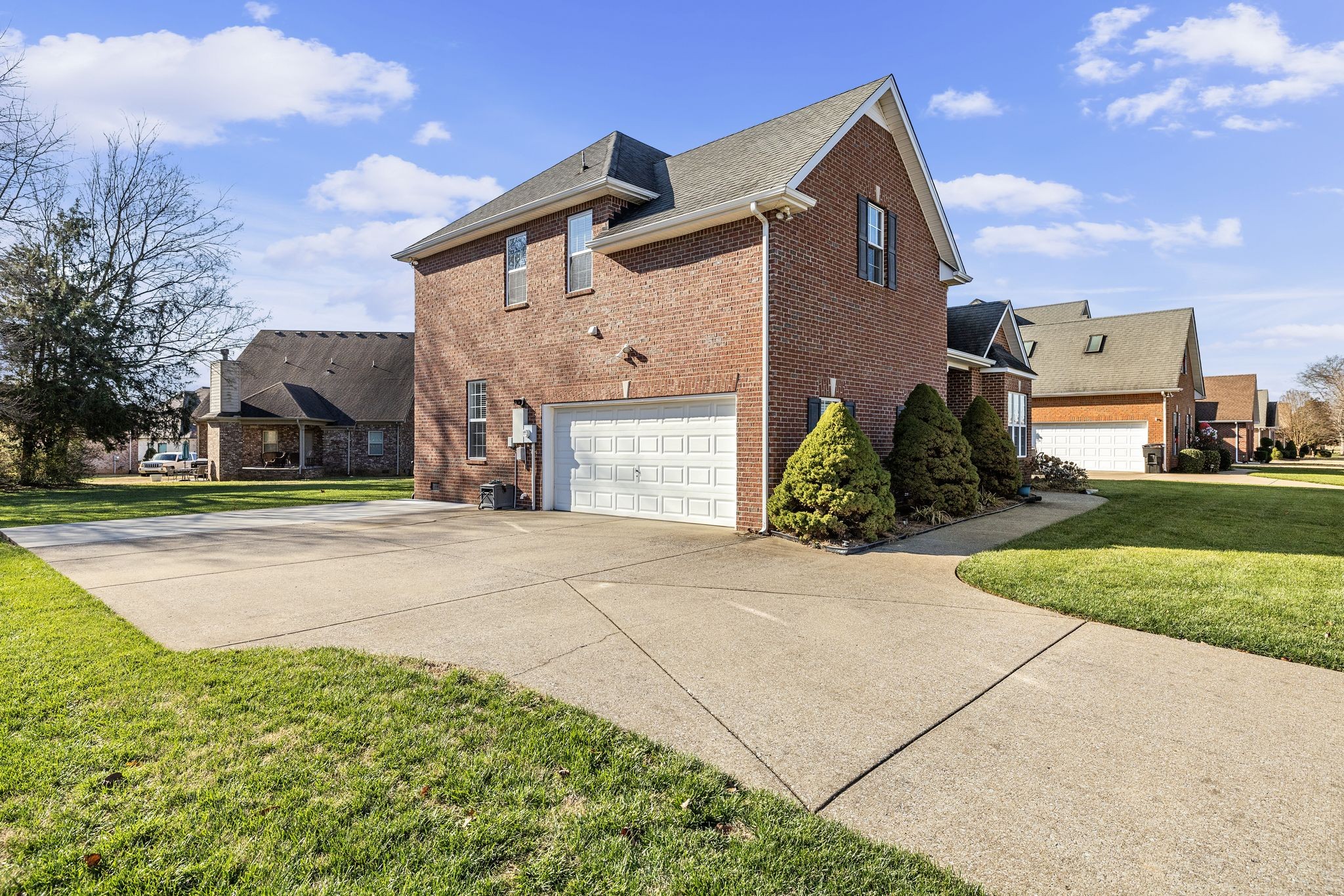 370 Sayre Ln