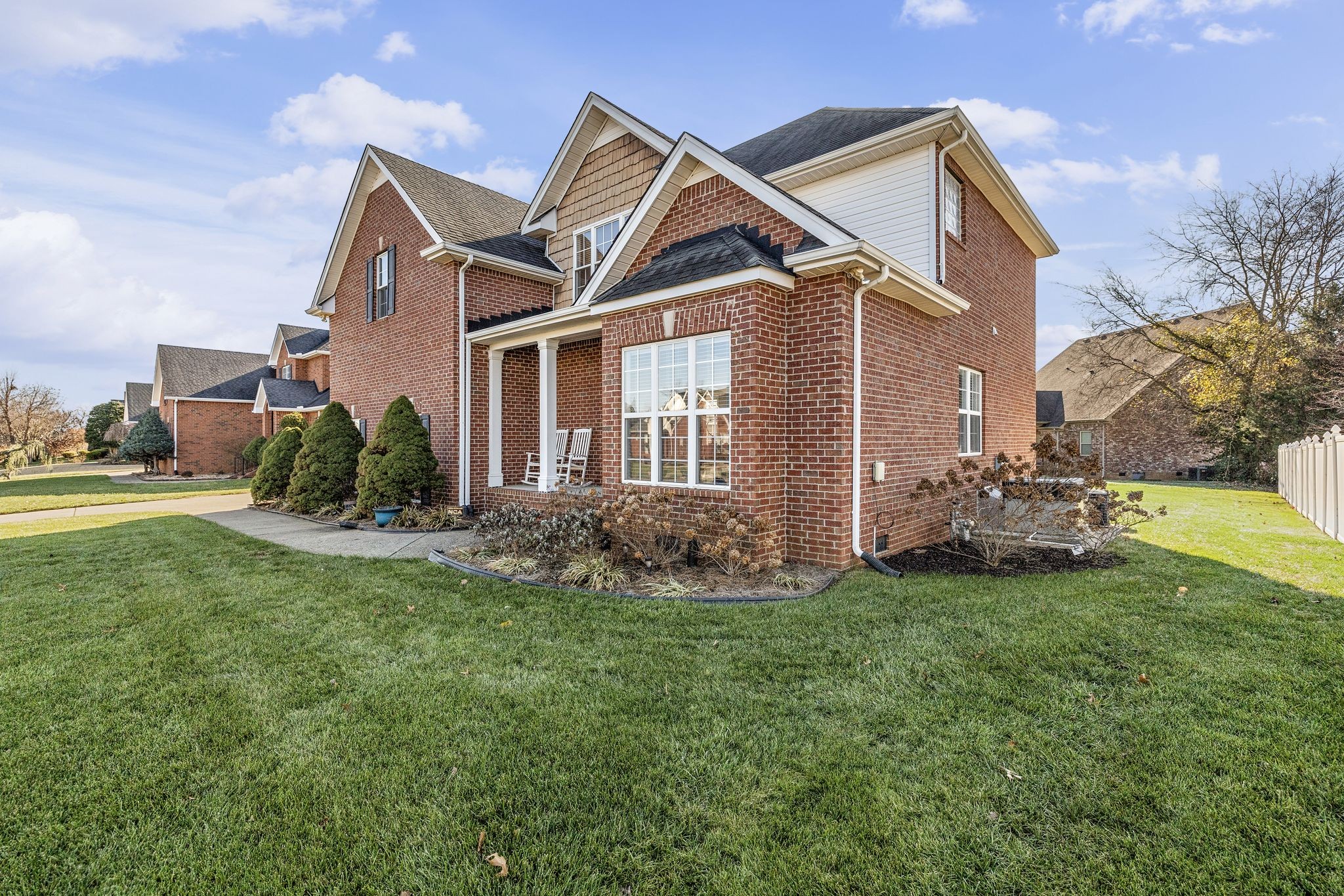 370 Sayre Ln
