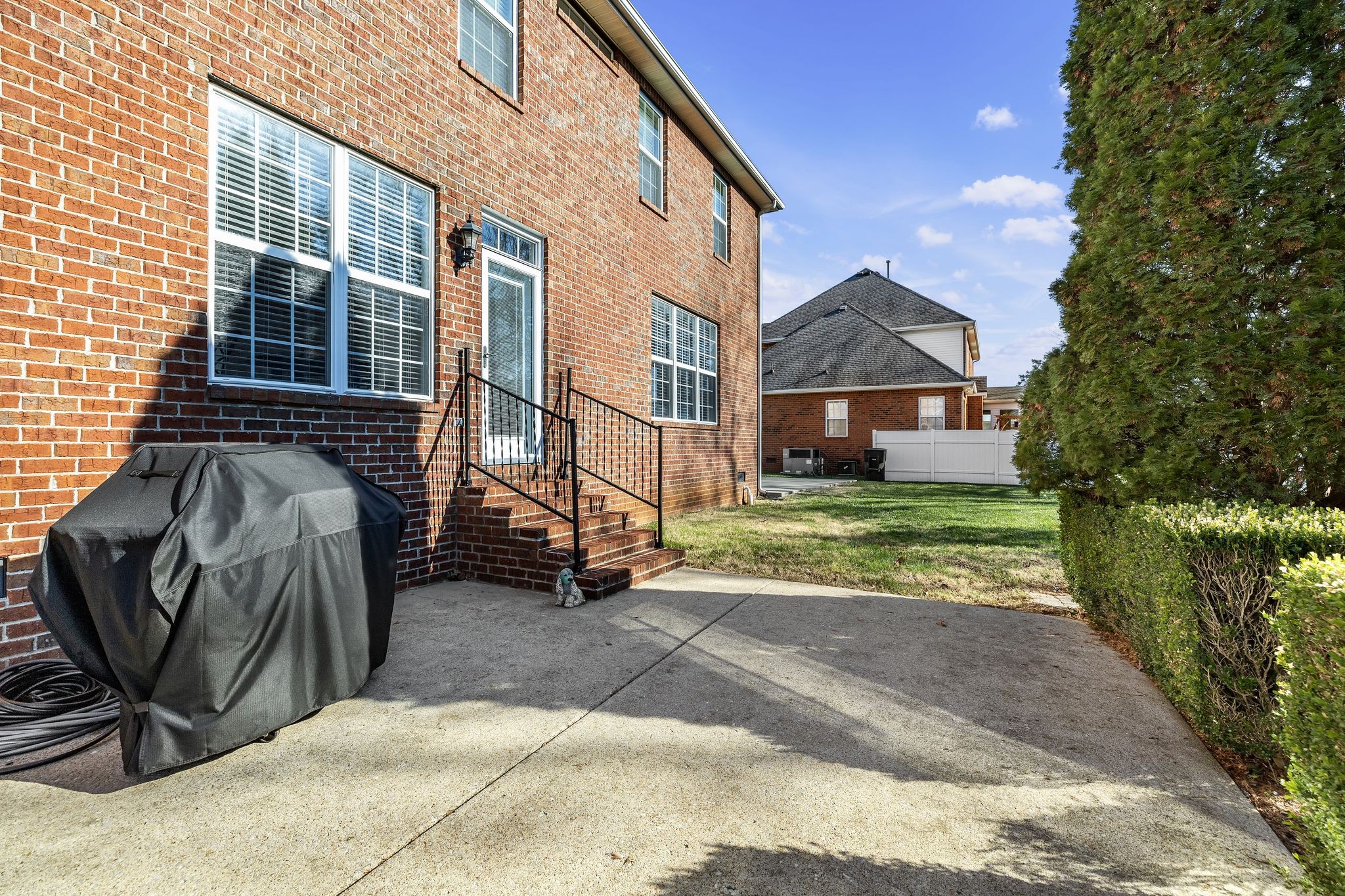 370 Sayre Ln