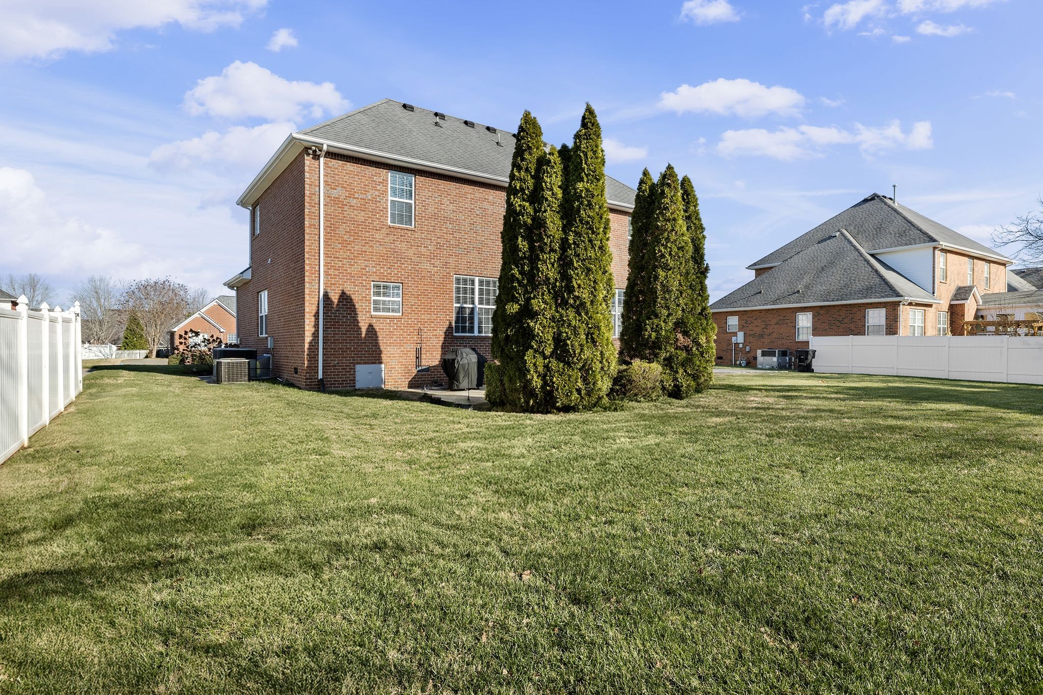 370 Sayre Ln