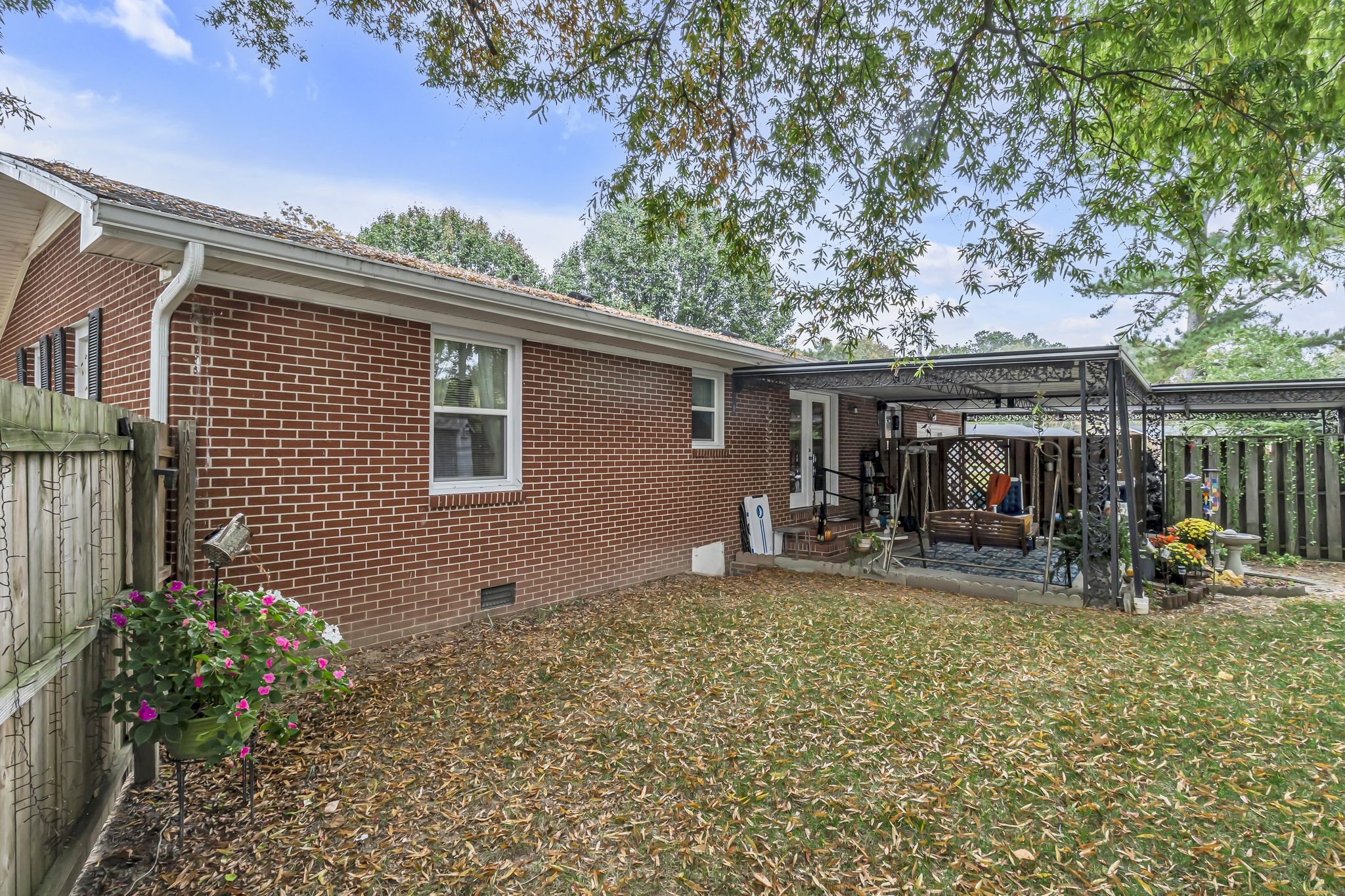 600 Lowry St
