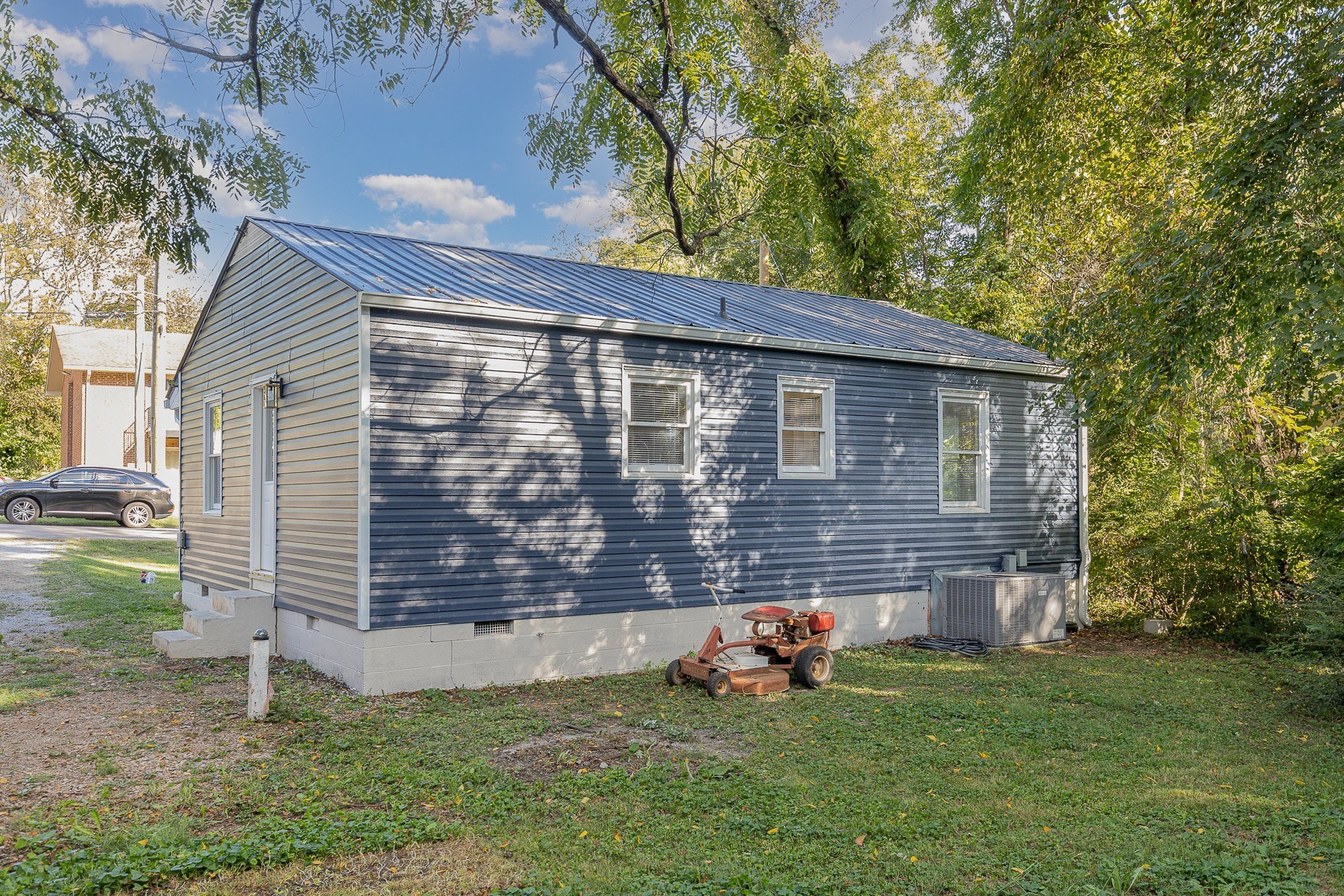 605 East St