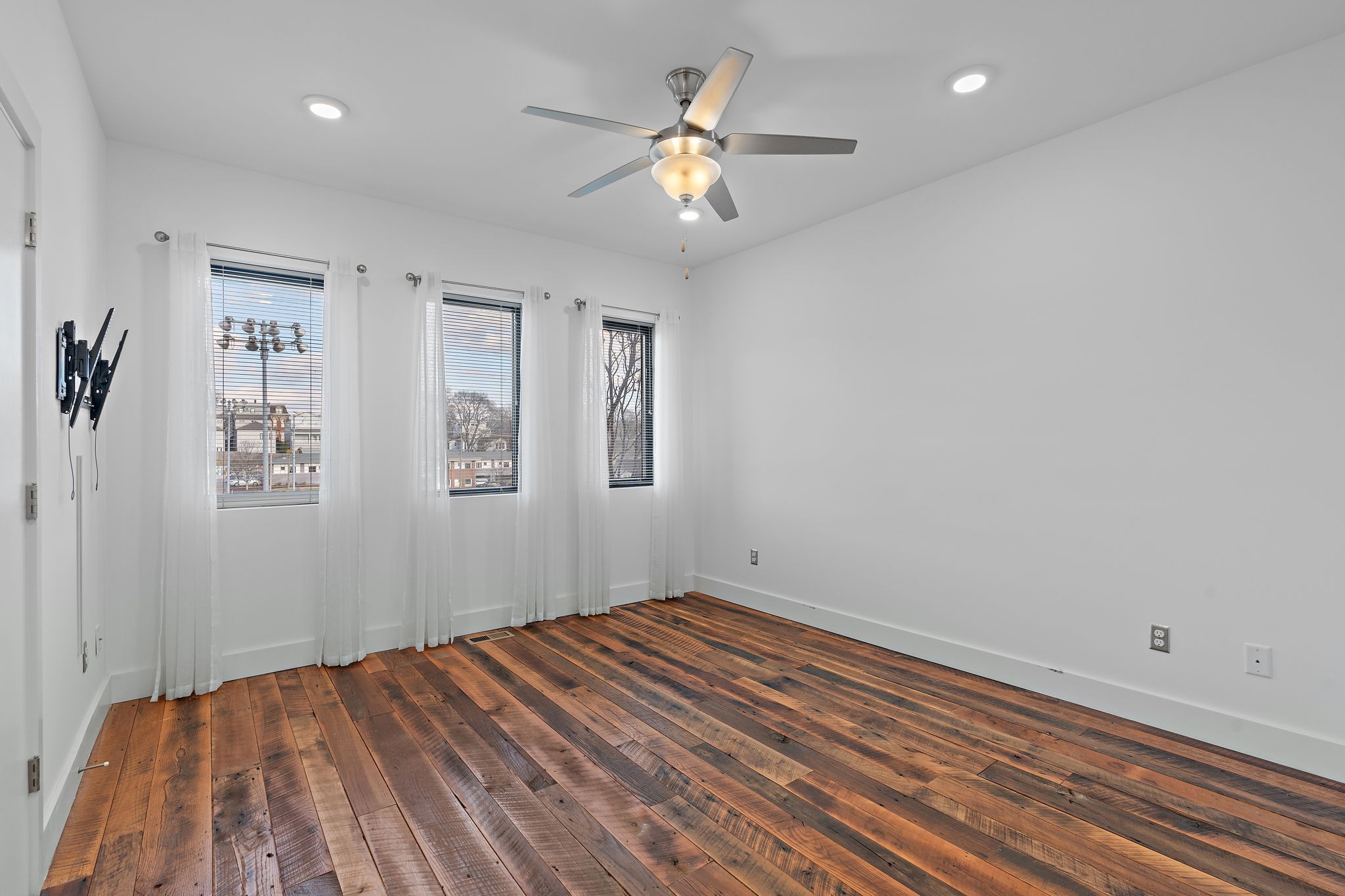 1225 4th Ave, S Unit: 204