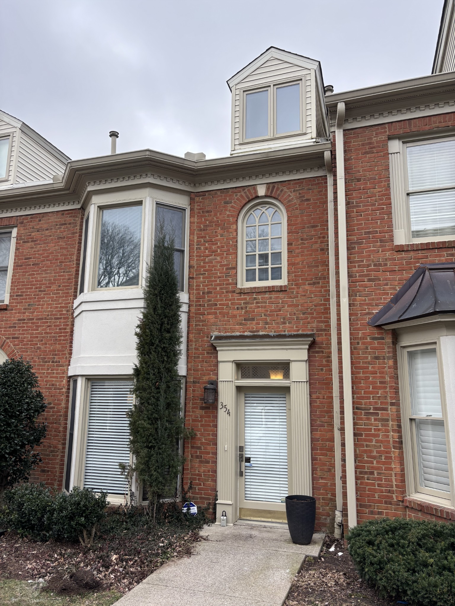 354 Ardsley Pl