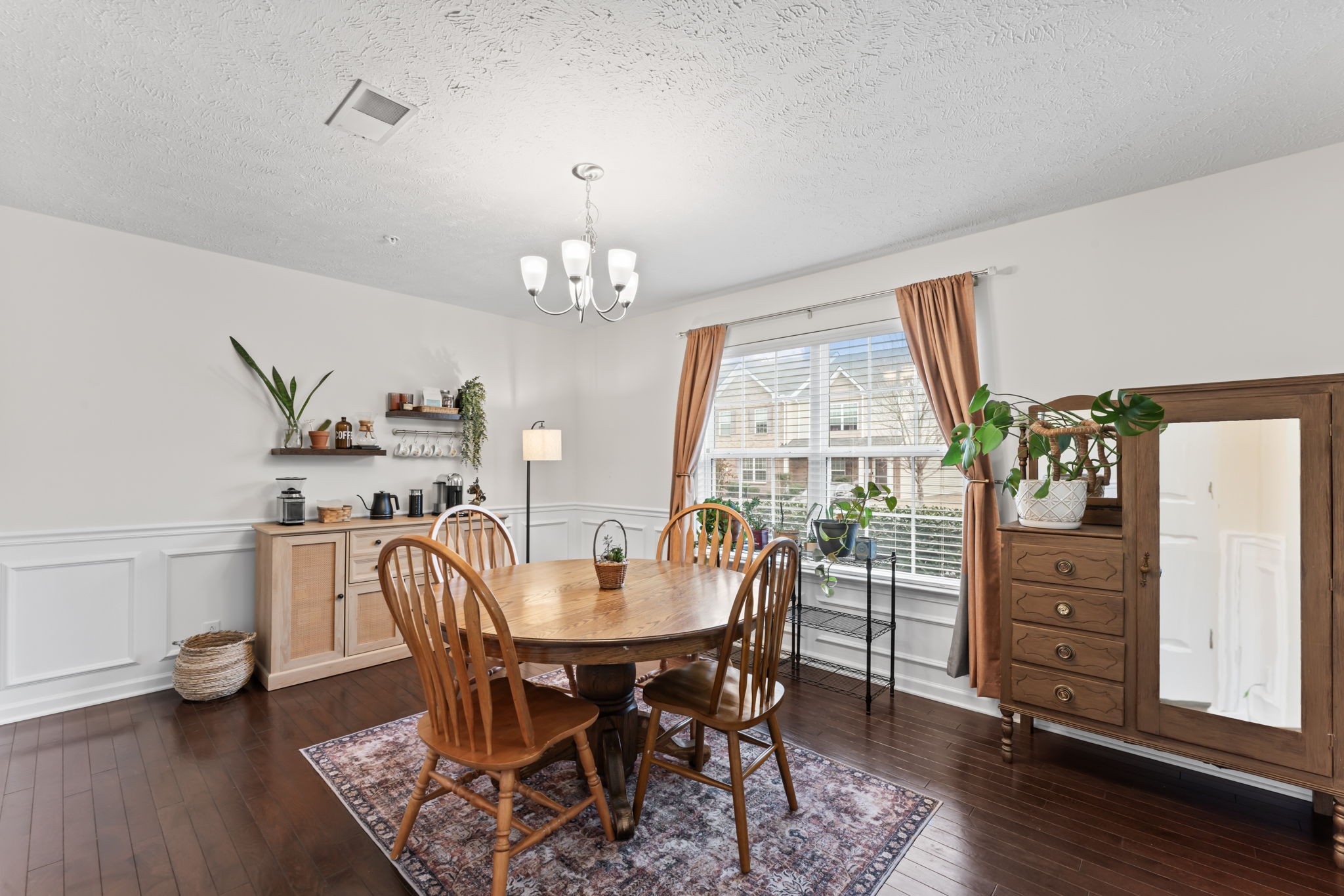 2030 Debonair Ln
