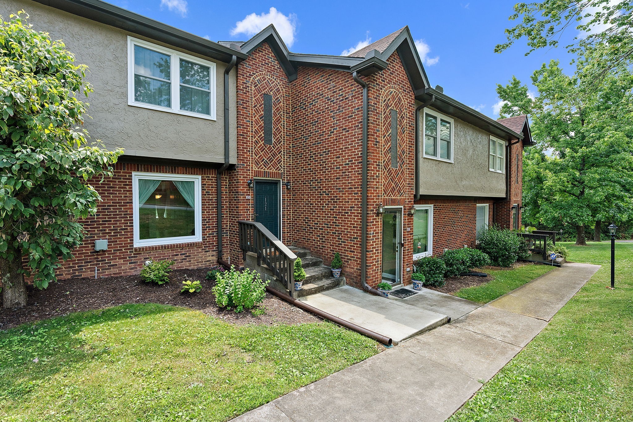121 Highland Villa Dr