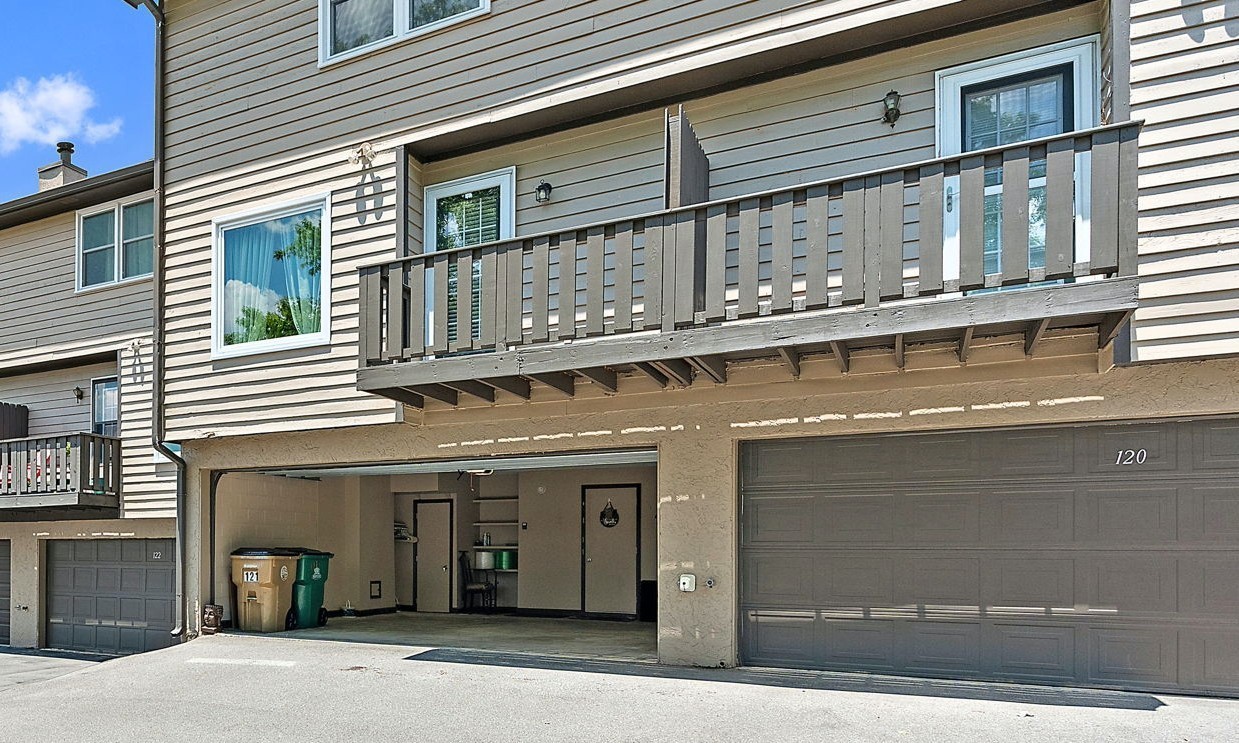 121 Highland Villa Dr