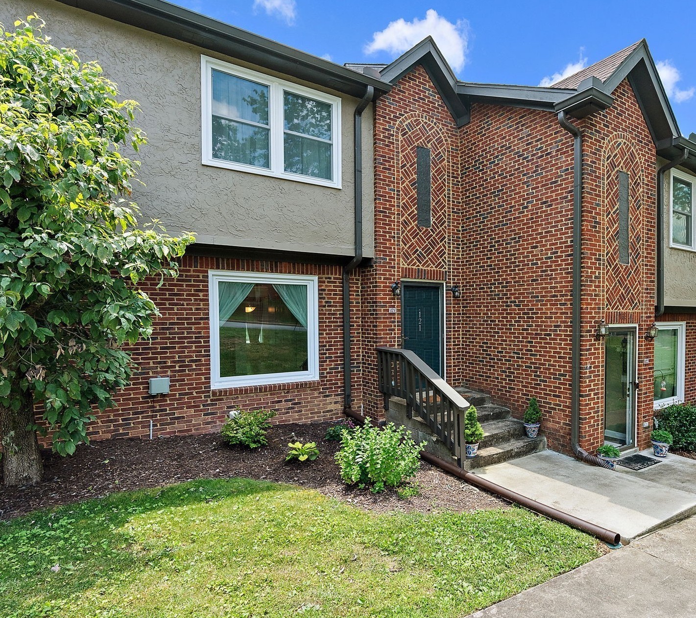 121 Highland Villa Dr