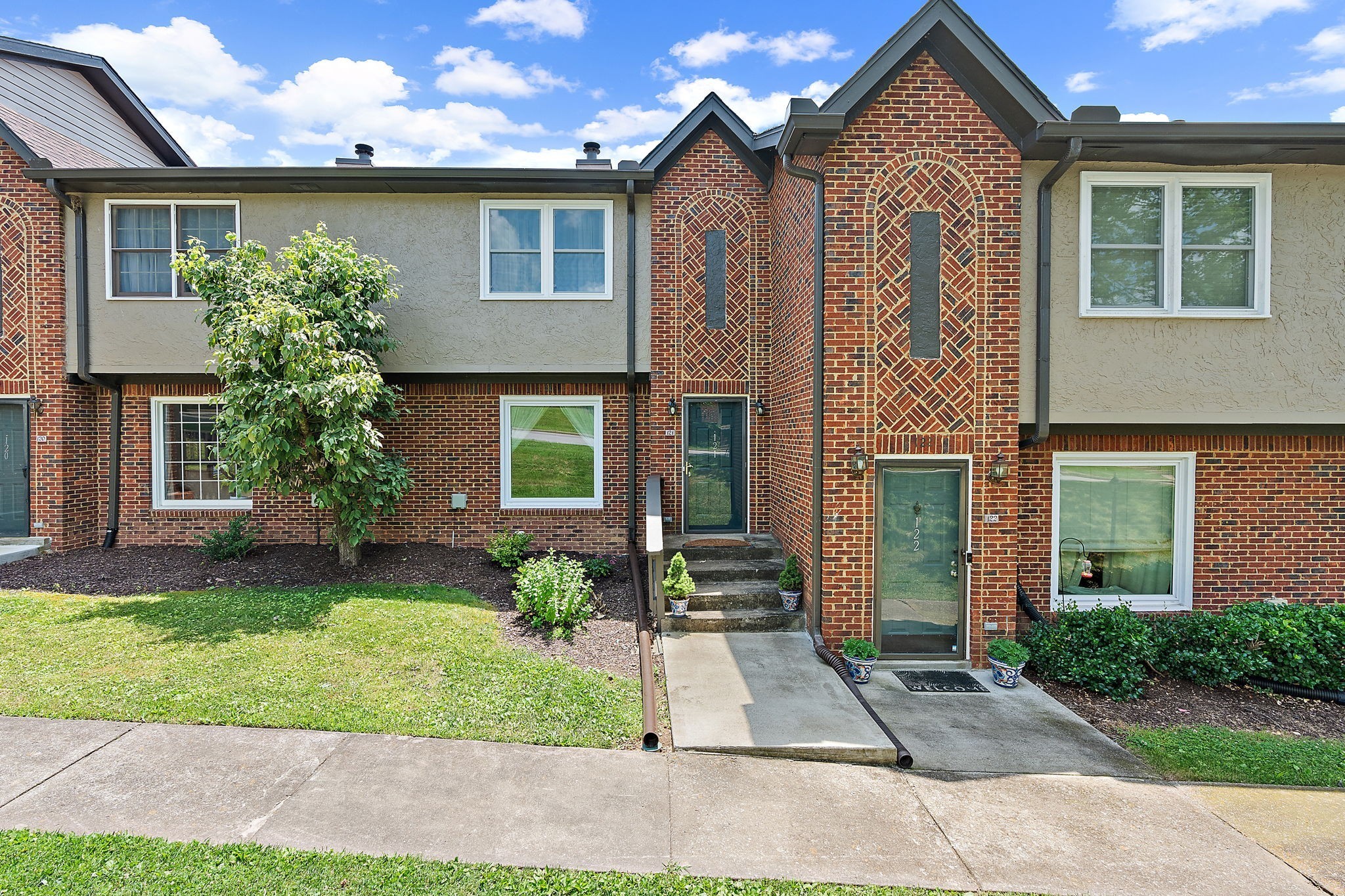 121 Highland Villa Dr