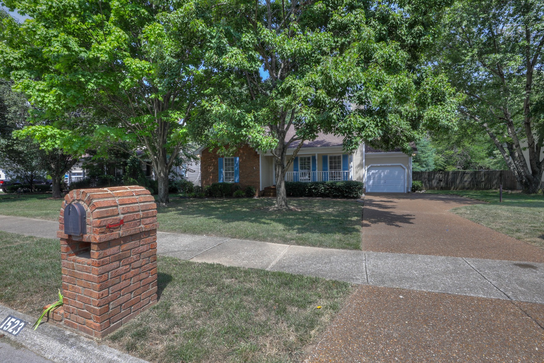 1523 Birchwood Cir