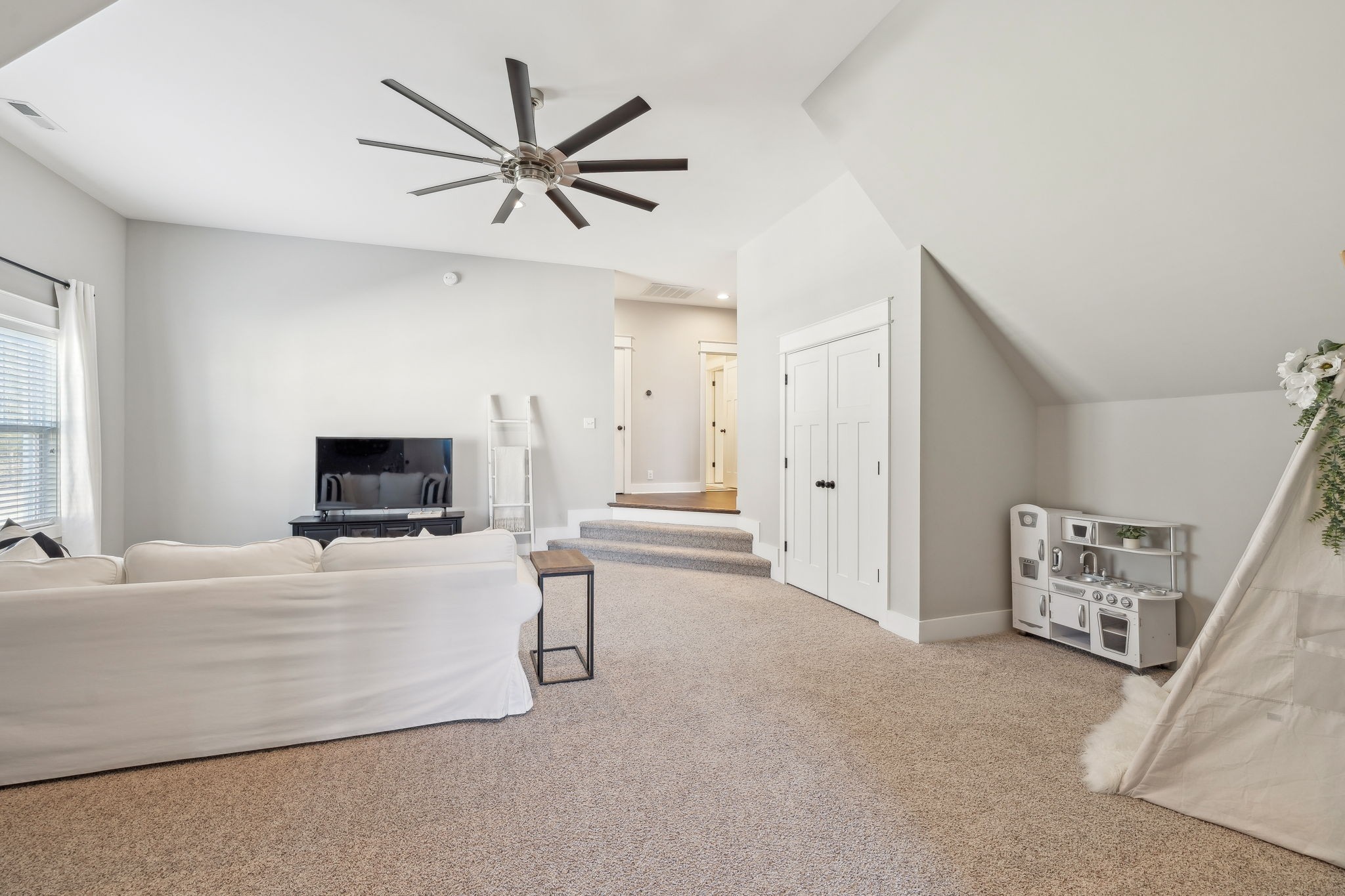 617 Twin View Dr